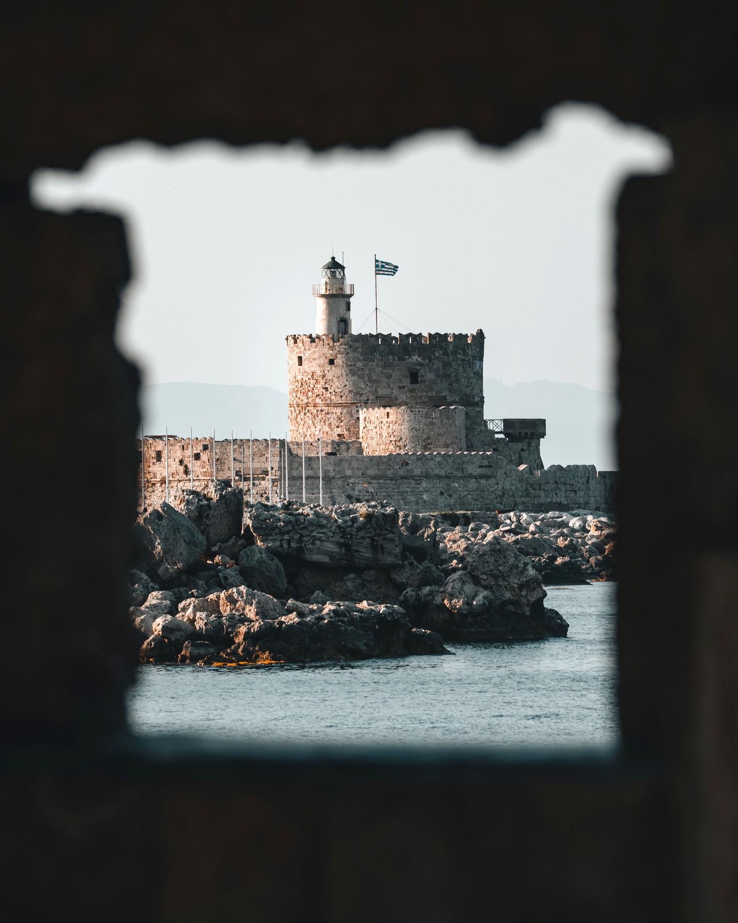 Die Hauptstadt von Rhodos ist ein Ort, an dem Ihr ständig zwischen gestern und heute pendelt. Morgens lauft Ihr durch enge Gassen mit Kopfsteinpflaster, dicken Mauern und schweren Holztüren. Geschichte zum Anfassen, ohne Museumsvitrine. Und ein paar Stunden später sitzt Ihr am Hafen, schaut auf das Wasser und denkt Euch: Ja, das fühlt sich ziemlich gut an.
Was ich an Rhodos Stadt mag: Ihr müsst Euch nicht entscheiden. Altstadt oder Strand. Kultur oder Kaffee. Alles liegt nah beieinander und funktioniert überraschend entspannt. Die Altstadt wirkt nicht wie eine Kulisse, sondern lebt. Wäsche an Fenstern, Katzen im Schatten, kleine Läden statt Souvenir Dauerbeschallung. Genau das macht den Reiz aus.
Am Abend verändert sich die Stimmung komplett. Warmes Licht auf alten Mauern, Stimmen aus Tavernen, ein Glas Wein in der Hand. Kein großes Programm, einfach treiben lassen. Rhodos Stadt kann laut sein, aber auch ruhig. Je nachdem, wo Ihr abbiegt.
Mein Tipp: Verlauft Euch bewusst. Lasst Google Maps stecken, lauft einfach los und schaut, wo Ihr landet. Die besten Ecken findet Ihr sowieso zufällig.
#rhodos #rhodosstadt #griechenland #altstadt #mittelmeer #reiseinspiration #urlaubsglück #stadtundmeer #sommergefühle