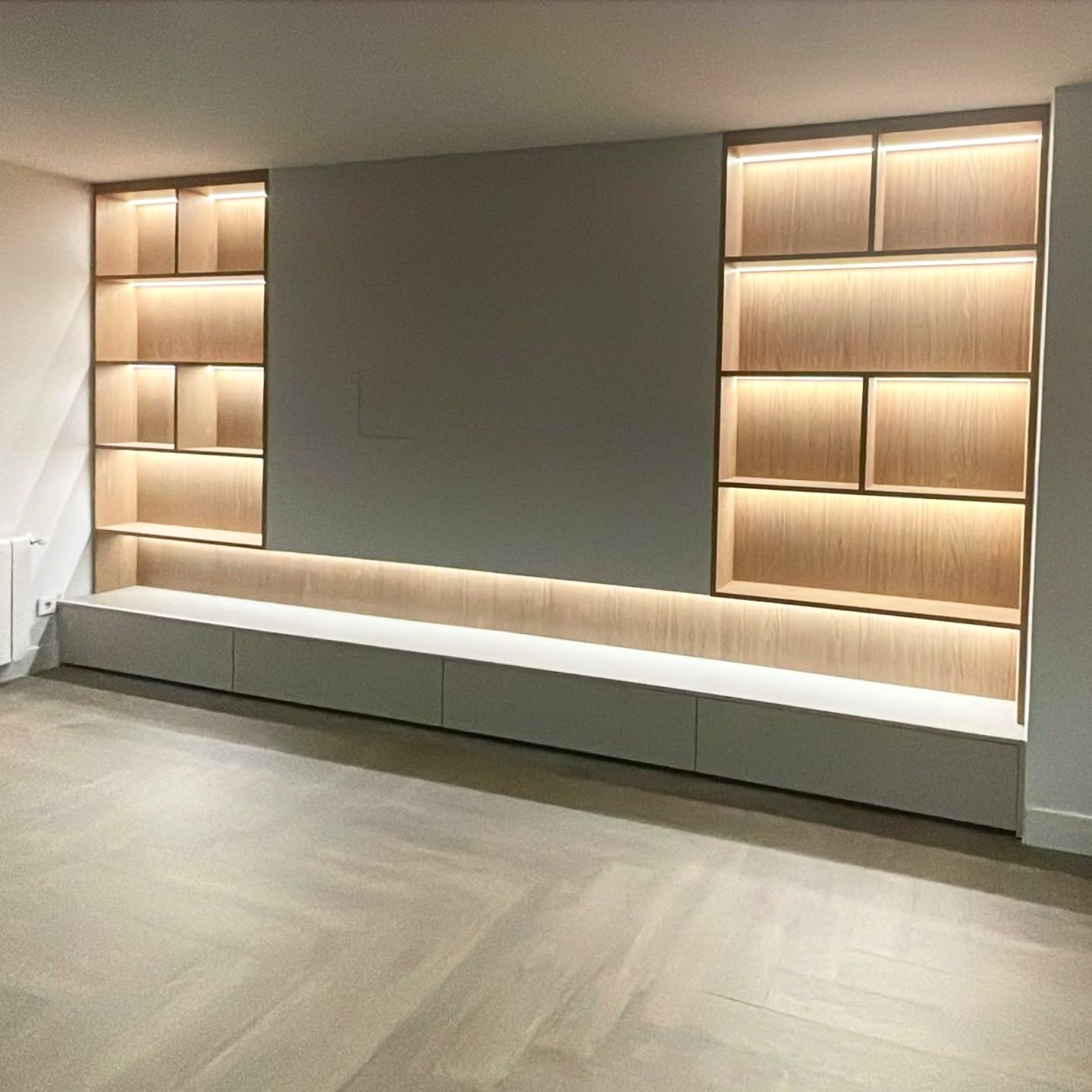 Mueble de salón con estanterías empotradas ✨
Acabados lisos y texturas en madera, sin duda, nuestra combinación favorita ❤️
.
Info: hola@maderiz.com
#homedecor #homestyling
#muebledehogar
