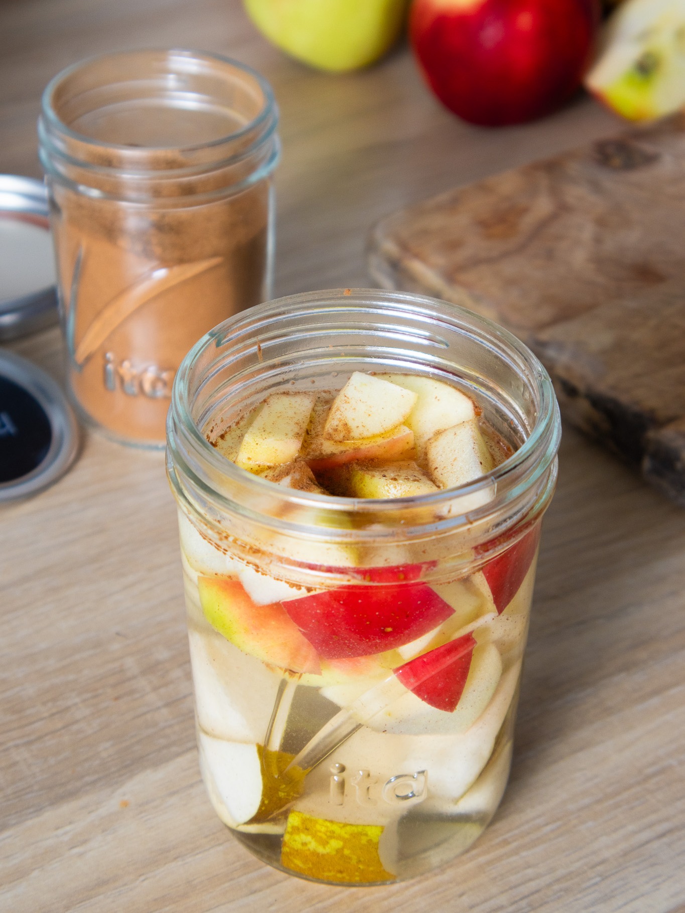 Een heerlijke appeltaart smoothie om je dag mee te beginnen. Hier zitten: appels, peer, rozijnen en kaneel in. Deze weck je dan en bewaar je vervolgens in de voorraadkast totdat je er aan toe bent. Staafmixer erop en klaar is kees!
#vita #mealprep #masonjars #foodpreserving #conserveren #voorraad #bewaren #voorraadkast #voedsel #voedselbewaren #opzetstukken #keuken #keukenaccessoires #kitchengoals #pressurecanning #canning #pantry #organise #kitchen #attachements #lifestyle #inspiration #pantrygoals #pantries