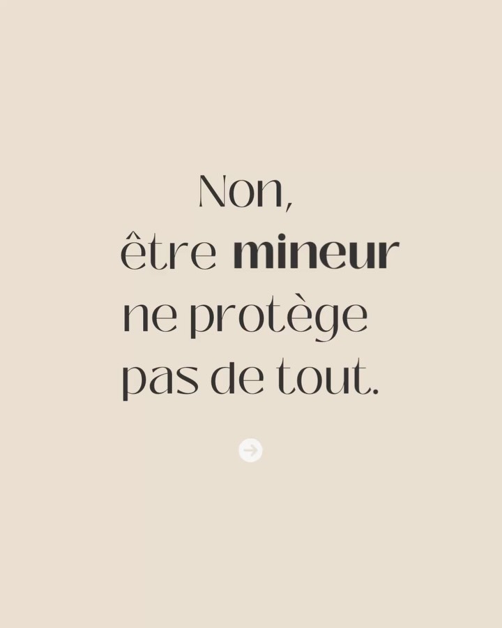 Être mineur ne signifie pas être « intouchable » face à la justice. En Belgique, lorsqu’un enfant ou un adolescent commet un fait qualifié infraction, une réponse judiciaire peut intervenir rapidement.
La majorité pénale est fixée à 18 ans.
Avant cet âge, un mineur ne peut en principe pas être condamné à une peine de prison ou à une amende comme un adulte (y a une exception).
Mais cela ne veut pas dire qu’il ne se passe rien.
→ Avant 12 ans, le juge peut imposer une réprimande ou un accompagnement éducatif renforcé.
→ Entre 12 et 17 ans, le mineur relève du tribunal de la jeunesse, qui privilégie des mesures éducatives, de surveillance ou d’encadrement.
→ À partir de 16 ans, en cas de faits très graves, le tribunal peut exceptionnellement se dessaisir du dossier et appliquer le droit pénal commun.
La logique n’est pas punitive, mais protectrice et responsabilisante. Cela n’empêche pas des mesures lourdes, comme un placement, lorsque la situation l’exige.
Autre point souvent ignoré : les parents peuvent être civilement responsables. Ils peuvent être tenus d’indemniser la victime et de réparer les dégâts causés par leur enfant, même si celui-ci est mineur.
Enfin, l’intervention policière est strictement encadrée.
Un mineur ne peut pas être traité comme un adulte : audition adaptée, information obligatoire des parents, garanties spécifiques prévues par la loi.
Le bon réflexe : ne pas minimiser la situation et s’informer rapidement sur ses droits et ses obligations.
Vous vous reconnaissez dans cette situation ? Le cabinet peut vous conseiller.
Contactez-nous directement par mail ou téléphone. #mineurs #penal #infraction #avocat #bruxelles