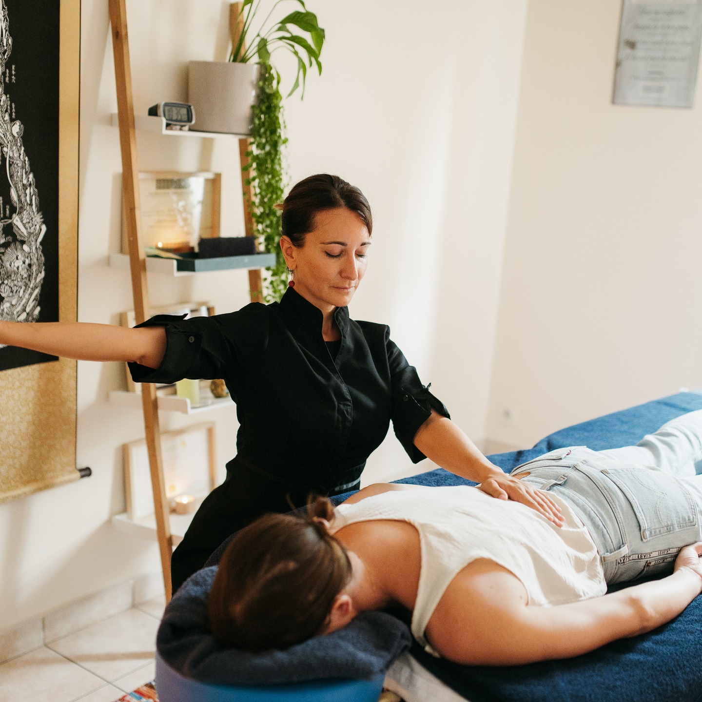 Qigong Tuina – l’art du toucher conscient
Le Qigong Tuina est une pratique ancestrale issue de la Médecine Traditionnelle Chinoise, transmise par le Professeur Bai à son disciple Amaël Ferrando, puis enseignée dans le respect de la lignée et de l’essence du vivant.
Cette méthode allie
* le toucher thérapeutique,
* le travail énergétique,
* le réajustement articulaire doux,
et surtout une sagesse ancienne qui invite à l’écoute profonde.
Écoute du corps,
écoute des émotions,
écoute de l’environnement,
pour se réaligner à ce qui fait sens :
✨ ses valeurs,
✨ ses besoins,
✨ son chemin de vie.
Chaque séance est une rencontre, un espace où le corps peut relâcher, où l’énergie circule à nouveau librement, et où l’être retrouve plus de justesse et de clarté.
🌿 Une pratique qui ne force pas,
🌿 qui respecte le rythme de chacun,
🌿 et qui accompagne vers plus d’harmonie intérieure.
📍 Séances sur rendez-vous
📩 Me contacter en message privé pour plus d’informations
aucreuxdessens.fr
#QigongTuina #MédecineChinoise #ToucherConscient #ÉnergieVitale #Alignement #SagesseAncestrale #AmaelFerrando #LignéeBai
