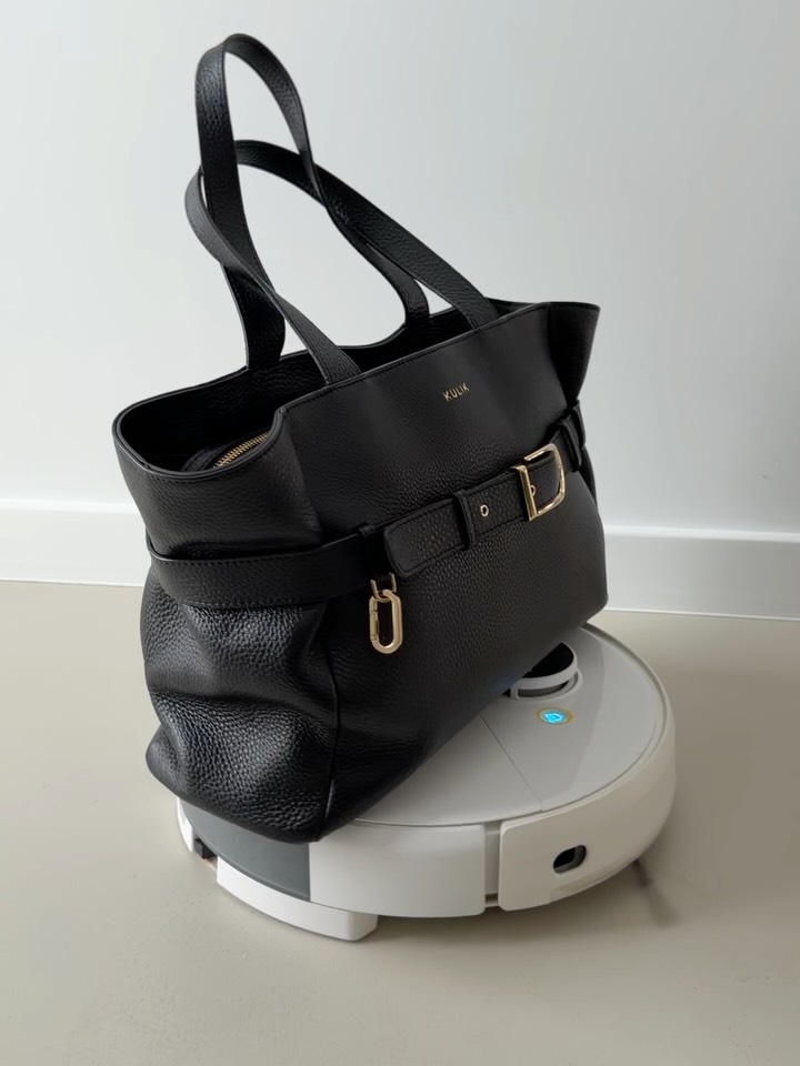 Są takie momenty w ciągu dnia, kiedy luksus spotyka… codzienność.
Skórzana shopperka, dopracowana w każdym detalu, gotowa na miasto, spotkania i plany.
I domowy asystent, który właśnie skończył sprzątać.
Nie planowaliśmy tej stylizacji, ale wyszła idealnie.
Bo prawda jest taka, że nasze torby są projektowane do prawdziwego życia.
Do mieszkań, w których ktoś akurat odkurza.
Do poranków w biegu i wieczorów, kiedy wszystko wreszcie jest na swoim miejscu.
Elegancja nie musi być nadęta.
Może stać stabilnie. Nawet na robocie sprzątającym.