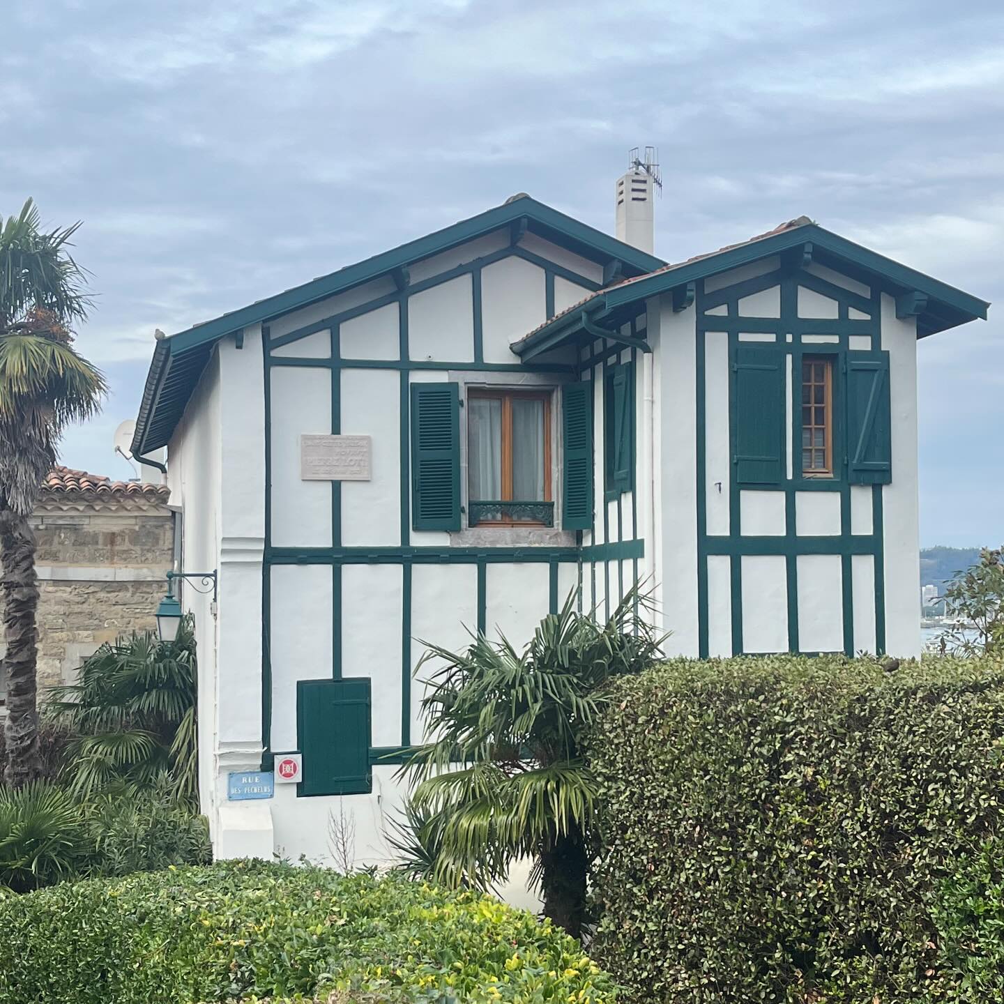 Pour terminer mes vacances au pays Basque, une virée le long de la Bidassoa et la jolie maison de l’écrivain Pierre Loti à Hendaye.
Pierre Loti (1850-1923), fut un écrivain romantique, nostalgique et passionné par l’ailleurs.
Officier de marine et membre de l’Académie française, il a fait de sa vie un roman.
Sa dernière maison à Hendaye, qu’il avait baptisé Bakhar Etchea (« la maison du solitaire »), fut bien plus qu’un lieu de vie : un véritable refuge d’inspiration. Séduit par la lumière et l’âme du Pays basque, l’écrivain s’y installa dès 1891, face à la Bidassoa et à l’Espagne.
C’est dans cette demeure entourée de verdure qu’il écrivit une grande partie de Ramuntcho (1897), roman profondément marqué par les paysages, les traditions et la vie locale.
Ramuntcho
Pierre Loti
Illustrations de Pierre Brissaud
Calmann -Lévy, éditeurs, 1937
Collection Stéphanie Peyrissac
#collectionstephaniepeyrissac #pierreloti #ramuntcho #hendaye