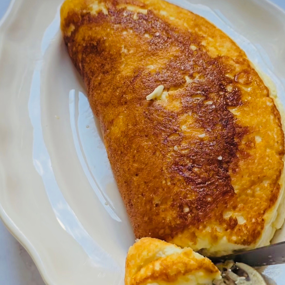 NEW TREAT 2026
Omelette soufflé for breakfast.
2 egg yolks
25 g flour
150 g milk, warm
20 g butter
4 egg whites
20 g grated fresh pecorino from the farmer along the road
salt and white pepper
oven 180°
Whisk together egg yolk and flour
Mix in salt and pepper
Visp in hot milk until smooth
Pour the mixture back into the saucepan and heat until it thickens.
Mix in half the cheese.
Blend
Whisk the egg whites until meringue.Turm in the meringue into the egg-flour-milk mixture
Melt the butter in a non-stick pan and cook the omelette on one side
for 2 minutes on medium heat.
Bake in the oven for 2 minutes. Sprinkle the remaining cheese over the omelette, then fold the omelette in half. Serve.