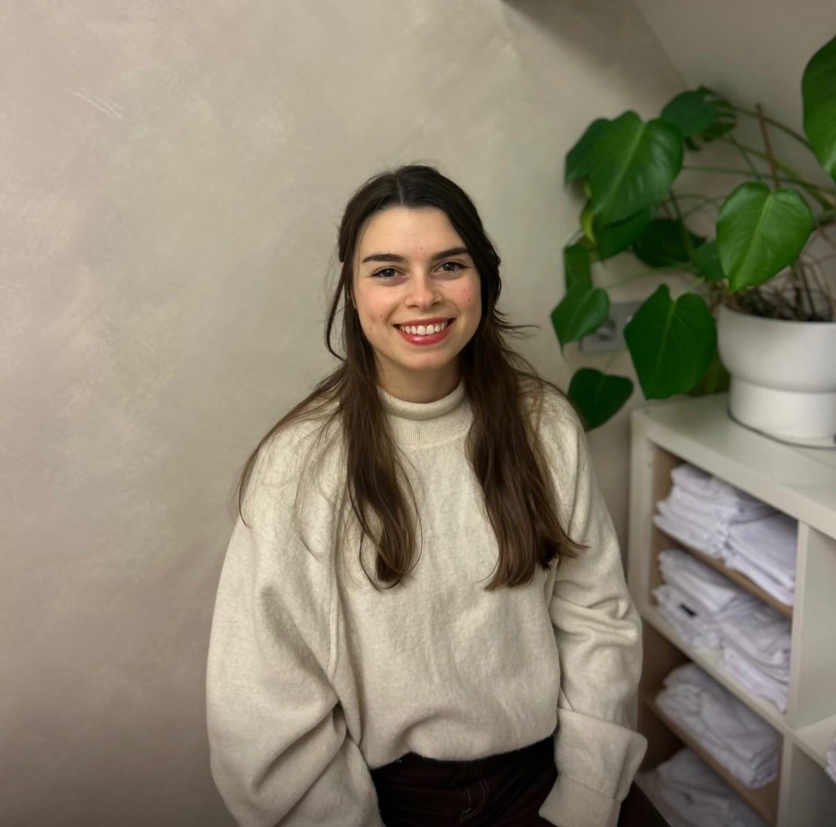 🌿 Nouveau chez Meditrina :
Noémi, diététicienne, rejoint notre équipe ! ✨
📌 Vous êtes intéressé·e à améliorer votre alimentation mais vous ne savez pas par quoi commencer et/ou vous avez des pathologies qui demandent une alimentation spécifique ?
👉 N’hésitez pas à prendre rendez-vous chez notre diététicienne.
🤝 Elle vous accompagnera avec bienveillance, quel que soit votre âge et vos objectifs, sans restrictions ni frustrations.
À très vite chez Meditrina ! 👋
——————————————————————————————
🌿 Nieuw bij Meditrina :
Noémi, diëtiste, versterkt ons team ! ✨
📌 Bent u geïnteresseerd in het verbeteren van uw voeding, maar weet u niet waar te beginnen en/of heeft u aandoeningen die een specifieke voeding vereisen?
👉 Aarzel niet om een afspraak te maken bij onze diëtiste.
🤝 Zij begeleidt u met veel zorg en aandacht, ongeacht uw leeftijd en doelstellingen, zonder restricties of frustraties.
Tot binnenkort bij Meditrina ! 👋