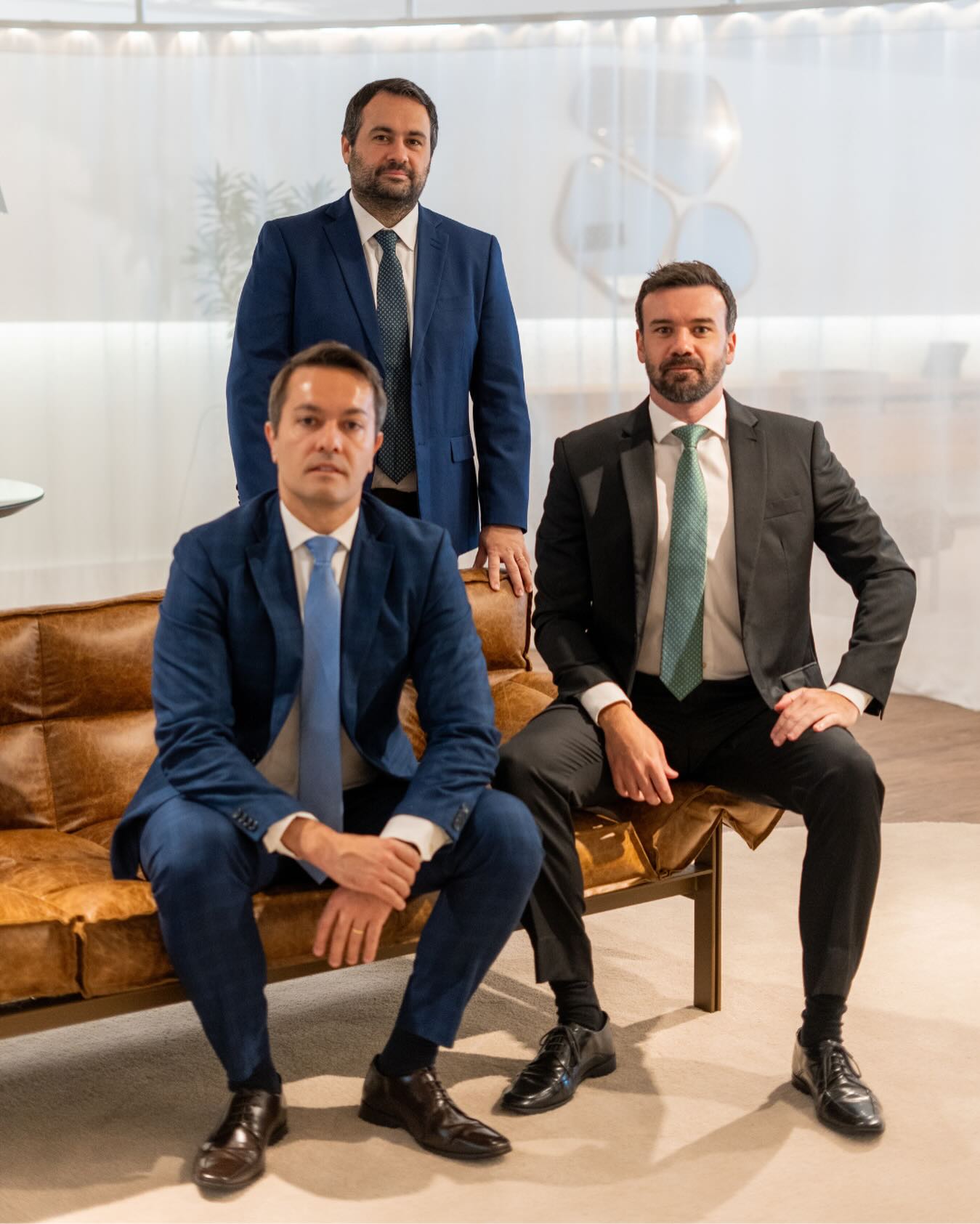 Experiência jurídica se constrói com especialização, visão estratégica e atuação integrada.
Alexandre, Guilherme e Filipe integram o corpo jurídico do escritório, reunindo sólida formação e atuação nas áreas de Direito Empresarial, Tributário, Administrativo e Processual Civil.
Uma equipe preparada para oferecer soluções técnicas, seguras e alinhadas à realidade de empresas e patrimônios complexos.
A atuação conjunta permite uma análise abrangente, sempre orientada pela responsabilidade, pelo rigor jurídico e pela confiança construída ao longo do tempo.
📌 Conheça mais sobre a atuação do escritório, os perfis dos advogados e nossas áreas de especialidade.
Acesse o site e acompanhe nossos conteúdos aqui no Instagram.