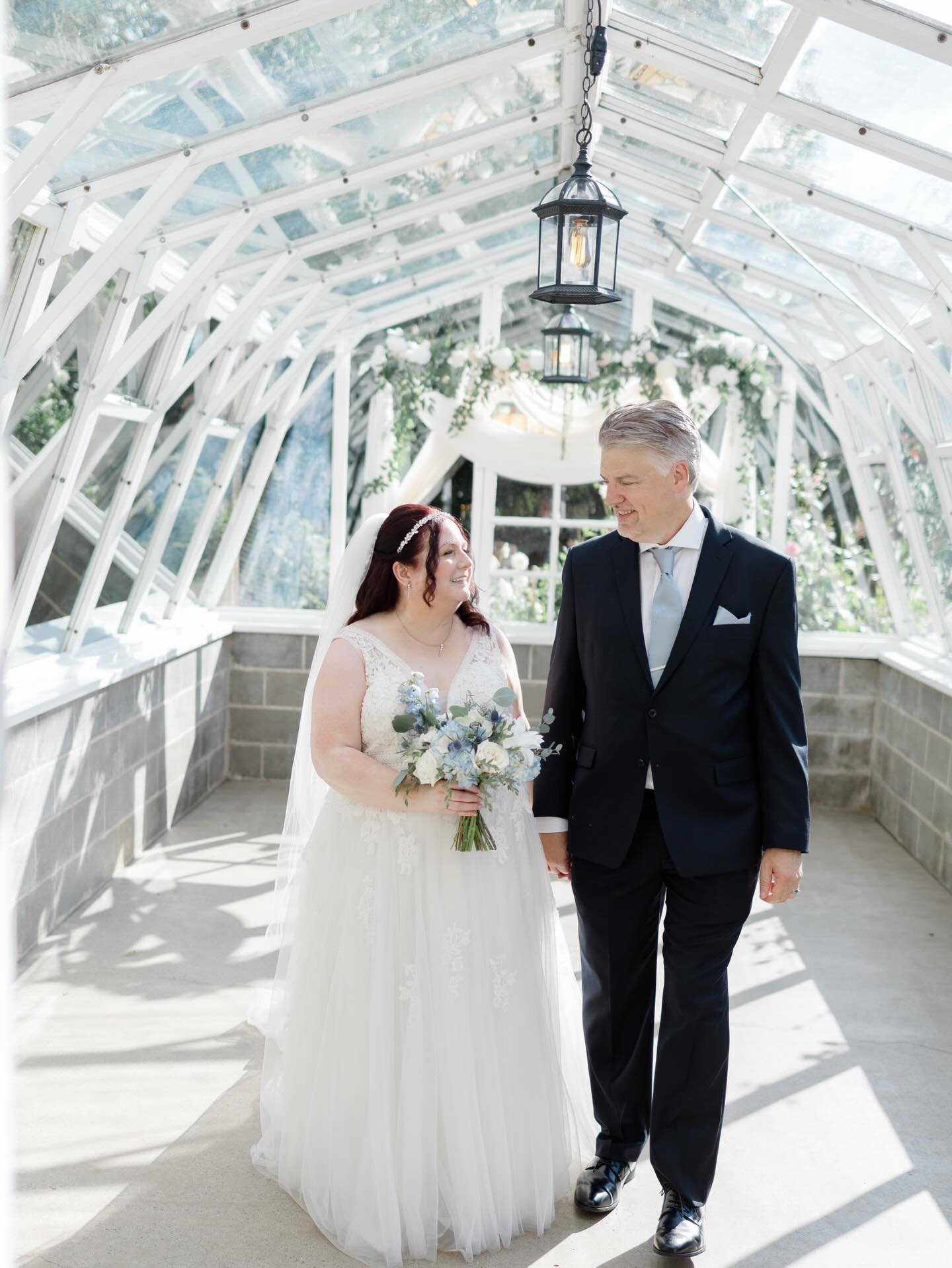 Just a few people, a beautiful space, and a promise made - forever.
Officiant: @younghipandmarried @officiant_shawn
Photography: @warinmariephotography
Hair & makeup: @fayesmithagency
Decor: @havendecorrentals
Venue: @thegreenhouse_venue