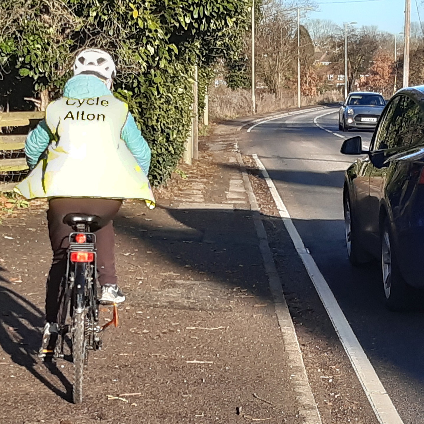 At the full council meeting last week, Core Group members Chris and Angus presented key points of the Cycle Alton response to the planning application by Croudace Homes to build 99 homes on land north-west of Ackender Wood by the Pertuis Avenue-Basingstoke Road junction.
Alton Town Council councillors were very impressed with our presentation, and unanimously agreed to our request that the council submits all our recommendations, including the demand for a joint plan for active travel between the Ackender Woods and Brick Kiln Lane developments.
A joint plan will create an excellent opportunity to bring to fruition Primary Route 210, as designated in the Local Cycling & Walking Infrastructure Plan (LCWIP), as a co-ordinated project between Hampshire County Council, Croudace, and Hallam Land who will be building homes at Brick Kiln Lane.
It was encouraging to see so many Cycle Alton supporters at the meeting, and we thank everyone who attended for coming out at such short notice. Martyn Edwards of Will Hall Farm and two members of Beech Parish Council also attended in support.
The sheer size of numbers made such a difference to raise the profile of Cycle Alton and to create an impact on the council.
The photos show two different sections of the path beside the A339. It can clearly be seen how much work needs to be done to upgrade this path into a primary cycle route into Alton.