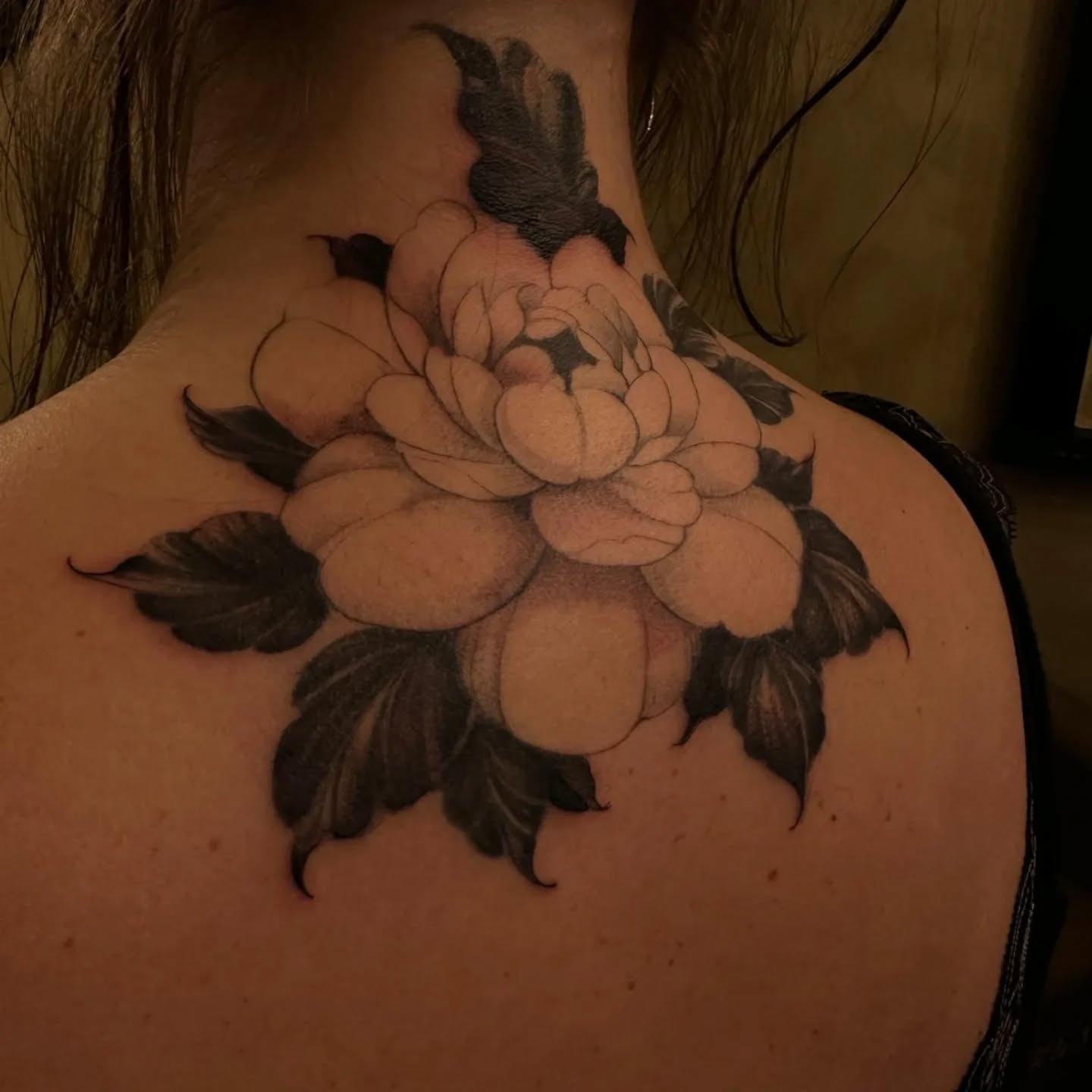 Check out my beautiful cover-up 🙌🏻👌🏻 by the very talented @kahm_tattoo in Shrewsbury.
Did you know that peonies are edible? They are so beautiful you might find it hard to sacrifice one but I promise you they taste delicious. I have a special spot where a garden escapee/reject/pioneer (?!) grows and I always enjoy playing with a few petals in my salads, sweet treats and drinks. Something to look forward to in the summer. The equally beautiful @foragefinefoods has a section on them in her wonderful book Buds & Blossoms if you're looking for inspiration.
Oh and if you're in Shropshire and want something special get yourself to @ogk.tattoos 💚
👉🏻 Swipe to see the old wonky anchor I got as a student ⚓🙈