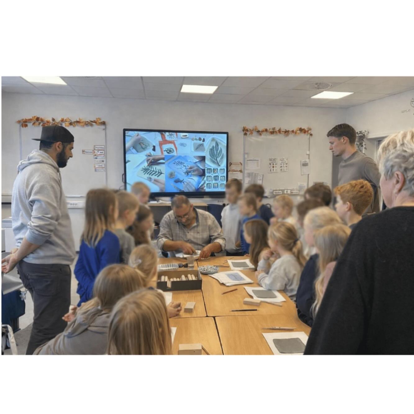 I november hadde jeg gleden av å gjennomføre kunst- og kulturprosjektet Keramikkverksted: Naturens Skaperglede i Leire gjennom Den kulturelle skolesekken i Møre og Romsdal ✨
Totalt deltok 334 elever fra barne- og ungdomsskoler i fylket.
Skoler som deltok:
– Sykkylven ungdomsskule
– Åse skole
– Åmås Friskule
– Vigra skule
– Godøy skule (Kultursalen)
– Haramsøy skule
I verkstedene jobbet elevene praktisk med leire, inspirert av naturens former – blader, planter og organiske strukturer.
For meg handler dette arbeidet om mer enn keramikk. Når barn får jobbe med hendene, oppstår det et annet rom for læring. Leire er et av verdens eldste materialer – alle kan møte det på lik linje, uten krav til språk, forkunnskap eller prestasjon. Det gir rom for ro, konsentrasjon, mestring og skaperglede.
Prosjektet er forankret i LK20, med særlig vekt på skaperglede, engasjement og utforskertrang, og viser hvordan kunst kan være en naturlig og inkluderende del av skolehverdagen.
Takk til alle elever, lærere og skoler for åpne møter, nysgjerrighet og stort engasjement ✨💐🤎
@dksnorge