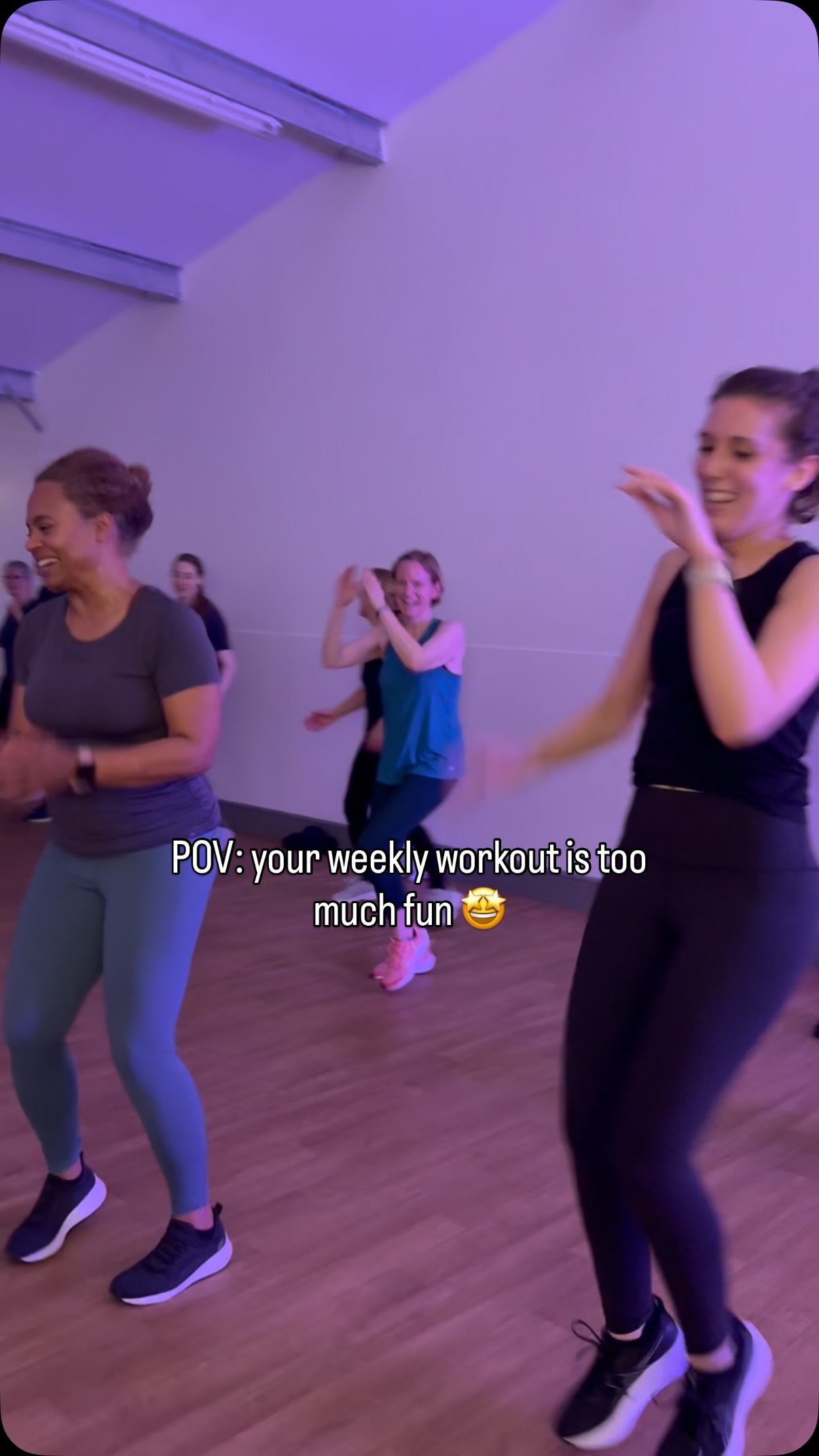 When you have time at the end of the class and you throw this at them 🤠 for a final cardio burst 😂
#dancefit #dancefitness #danceforfun #havefunworkingout #flofitness