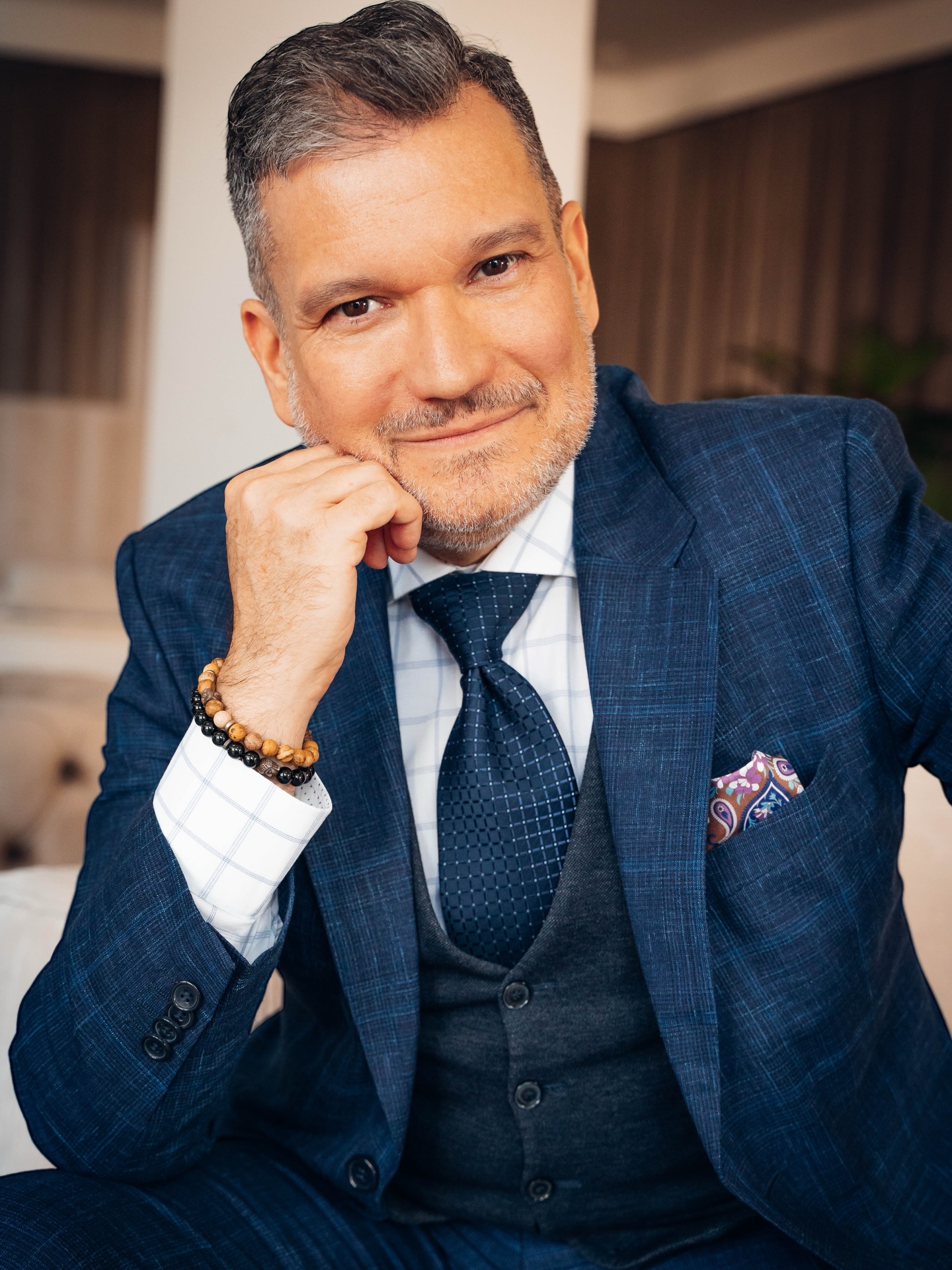 Talán nem késő még, boldogabb szebb új évet kívánni!?
Az idei évben is veletek és a stílussal itt és az összes közösségi média felületen.
Köszönöm, ha követed őket és megosztod a tartalmakat.
Barátsággal;
Ugodi Tibor
Perhaps it’s not too late to wish you a happier and more beautiful new year!
This year, I will continue to be with you and style here and on all social media platforms.
Thank you for following them and sharing the content.
Thanks;
Tibor Ugodi
#tiborstiluslapja #ugoditibor #fashionblogger #happynewyear #stílustanácsadó