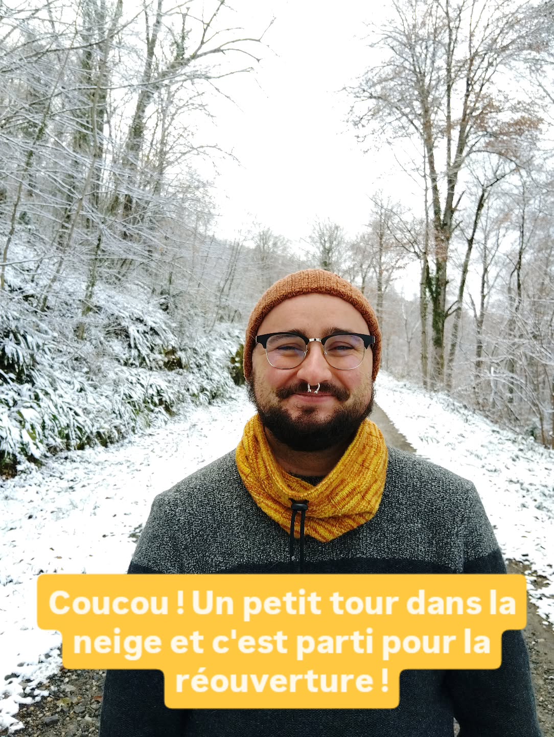 Coucou, c'est la reprise !
Je vous souhaite une année 2026 pas trop chaotique, c'est le mieux qu'on puisse espérer en ce moment, non ?
Et côté laine, je vous souhaite des projets qui vous comblent et que votre compte de mailles tombe toujours juste 🤞
Vous pouvez à nouveau commander en ligne ! Il reste des kits à chaussettes 👀
Pour le mérinos, en attendant que je restocke tous les coloris, vous pouvez me contacter si vous avez besoin de plus d'écheveaux d'un coloris et je le teindrai pour vous.
J'ai hâte de préparer vos commandes 🥰
Côté projets qui arrivent, je m'attelle cette semaine au fingering et j'ai hâte ! Je vais avancer également sur deux nouveaux coloris sur la base mérinos, et des coloris unis.
Et vous, racontez-moi un peu vos projets tricot et crochet à venir 😍