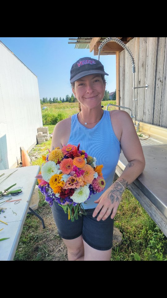 Janvier : mois des préparatifs. On fais notre plannif de la serre et des jardins. On magasine nos semences et notre matériel pour la saison à venir. C'est un moment qui rend nostalgique de la saison qui vient à peine de se terminer mais aussi un moment très excitant d'en commencer une nouvelle dans 1 mois et demi (oui déjà les 1er semis en mars).
On vous invite à faire parti de l'aventure 2026 avec nous et de manger (pas les meilleurs légumes) mais des légumes, plus de légumes, prendre soin de votre santé et de bien vous nourrir ! On est là et on aime ça prendre soin de vous!
Bye les locavores 🤗🌱🍓