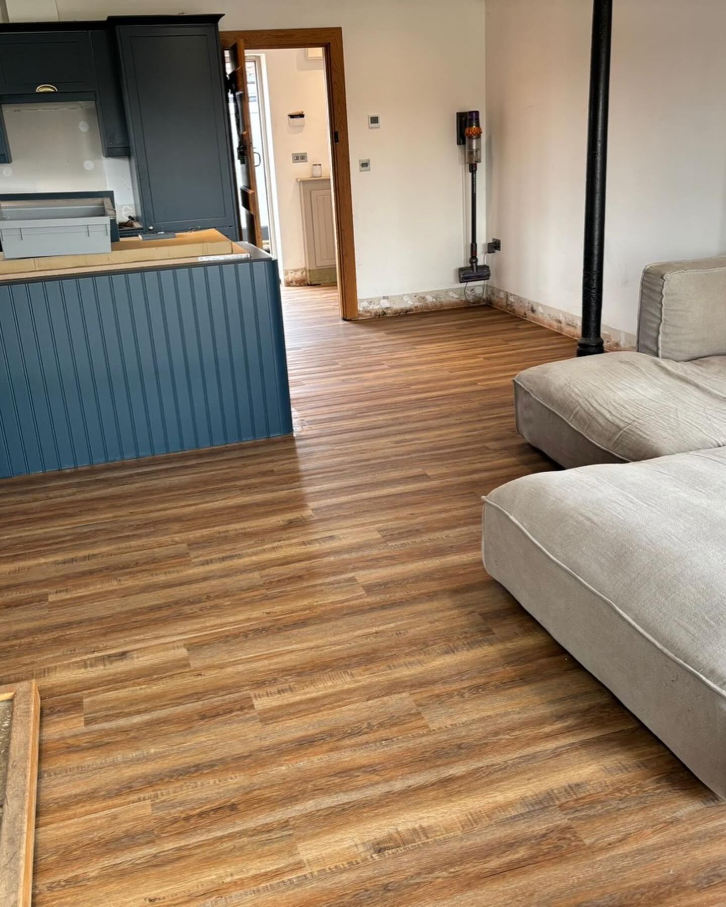 Another fabulous install of @bramptonchase Classics 'Royal Oak' for one of our friends who has a barn conversion in Bedfordshire... This linked nicely into the hallway and bedrooms areas that we'd completed some months before.
Please do get in touch if this is something you'd like or simply wish to discuss your next project with us that requires a quality floor covering..
sales@gofloorit.co.uk
01327 220555
...or via our socials #flooringlvt #lvt #flooring #floordesign