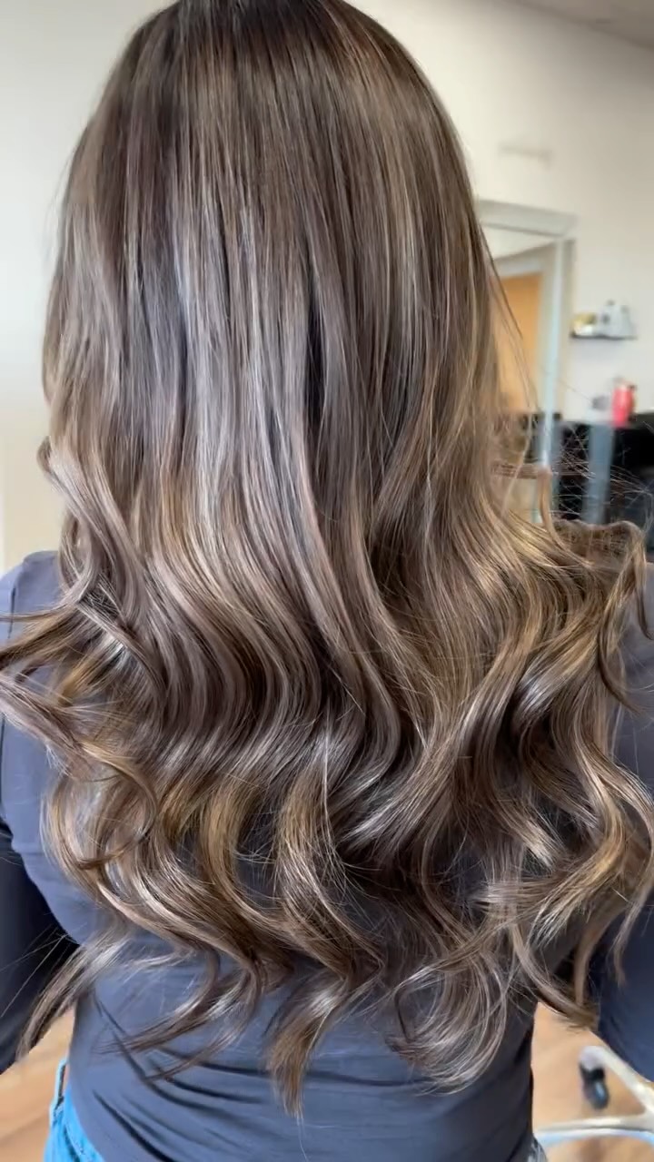 Trust the process and it will provide! ☺️👌
•
•
•
•
•
We created a seamless dimensional look with two rows of hair and a custom blend of wefts to achieve her goals.
What we did: full highlight/lowloght, teasy and fine/medium
Lowlight: 5N, 5G shades
Base: Shades eq 6ABn, 5N w/10 vol
All over Tone: 7M 8GN
2 invisible rows of 18” extensions
Haircut
5 1/2 service
