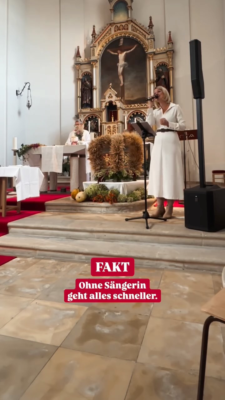 „Braucht man wirklich eine Sängerin bei einer Taufe?“
Diese Frage wird mir ab & an gestellt.
Die Bedenken:
Zu lang.
Zu unruhig.
Zu viel für die kleinen Täuflinge.
Meine Erfahrung ist eine andere.
Wenn die Lieder gut gewählt sind, fügen sie sich ganz selbstverständlich in den Ablauf ein. Sie unterbrechen nicht- sie tragen.
Gerade für die Kinder kann Musik zu einer kleinen Verschaufpause werden.
Ein Moment zum Ankommen, Zuhören, Wahrnehmen.
Viele sind erstaunlich ruhig und aufmerksam.
Und fast jedes Mal erlebe ich es so:
Im Nachhinein kommt die Überraschung:
Wie stimmig es war.
Wie ruhig es geblieben ist.
Wie gut Musik diesen besonderen Moment begleitet hat.
Nein, Musik ist bestimmt kein Muss bei einer Taufe.
Aber sie macht einen großen Unterschied, wenn sie da ist 🤍
#taufsängerin #taufmusik #taufe #sakrament #kleineprinzessin