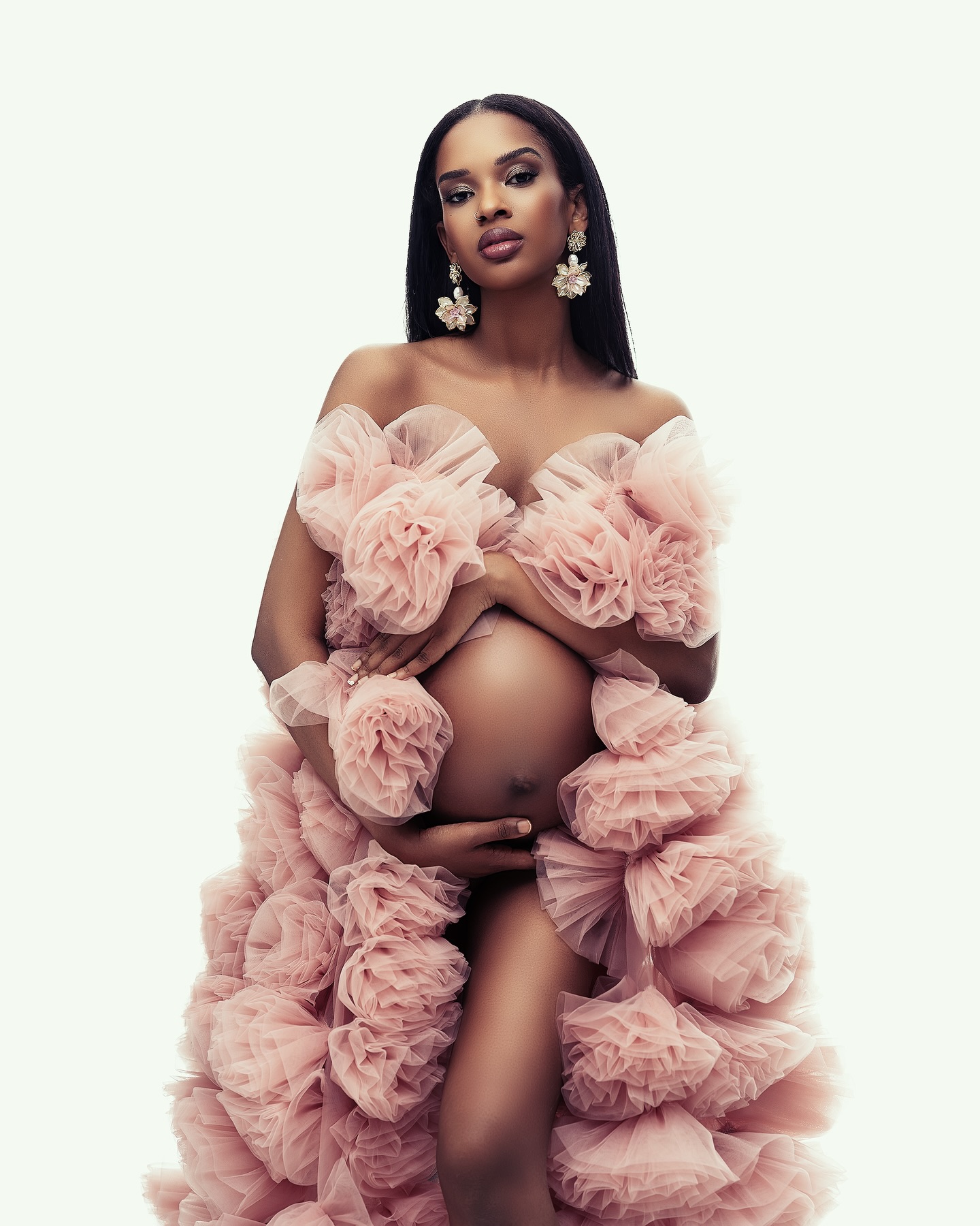 This dreamy bolero is one of the newest additions to my client wardrobe, and it was the perfect match for an unforgettable maternity session with Hawaii in December. Soft, elegant, and full of emotion — I couldn’t wait any longer to share these images ❤️
Book your maternity session between 26-30 week of your pregnancy.
www.veronikamarques.com
MUA: @flor_bustos_makeupartist
Bolero: @bdressprops
#maternityphotosession #maternityphotography #babybauchshooting #schwangerschaftsfotografie #zurichphotographer