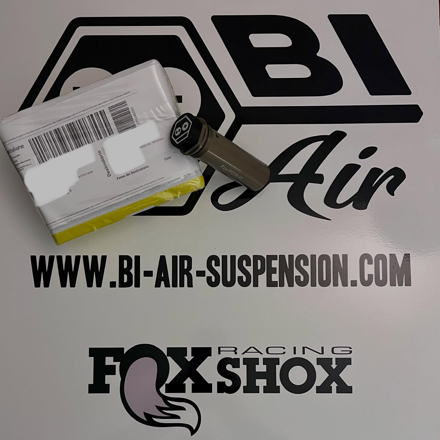 Non c’è 2 senza 3, anzi, via al Primo Cartuccione per Fox Podium in Italia 🇮🇹 * (altri sono già stati ordinati dall’Ecuador) che va ad un Biker con molta esperienza nell’off-road.
#cartuccione #foxpodium