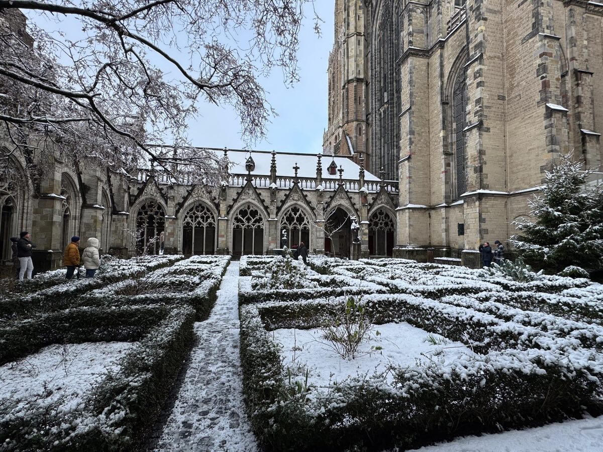 Afgelopen zaterdag moesten we de klanken van het carillonconcert van @malgosia_fiebig missen. Dat komt doordat de sneeuw de klokken dof en zacht laat klinken. RTV-Utrecht interviewde hierover Malgosia. https://www.rtvutrecht.nl/nieuws/3988929/de-klokken-van-de-dom-klinken-anders-maar-hoe-komt-dat