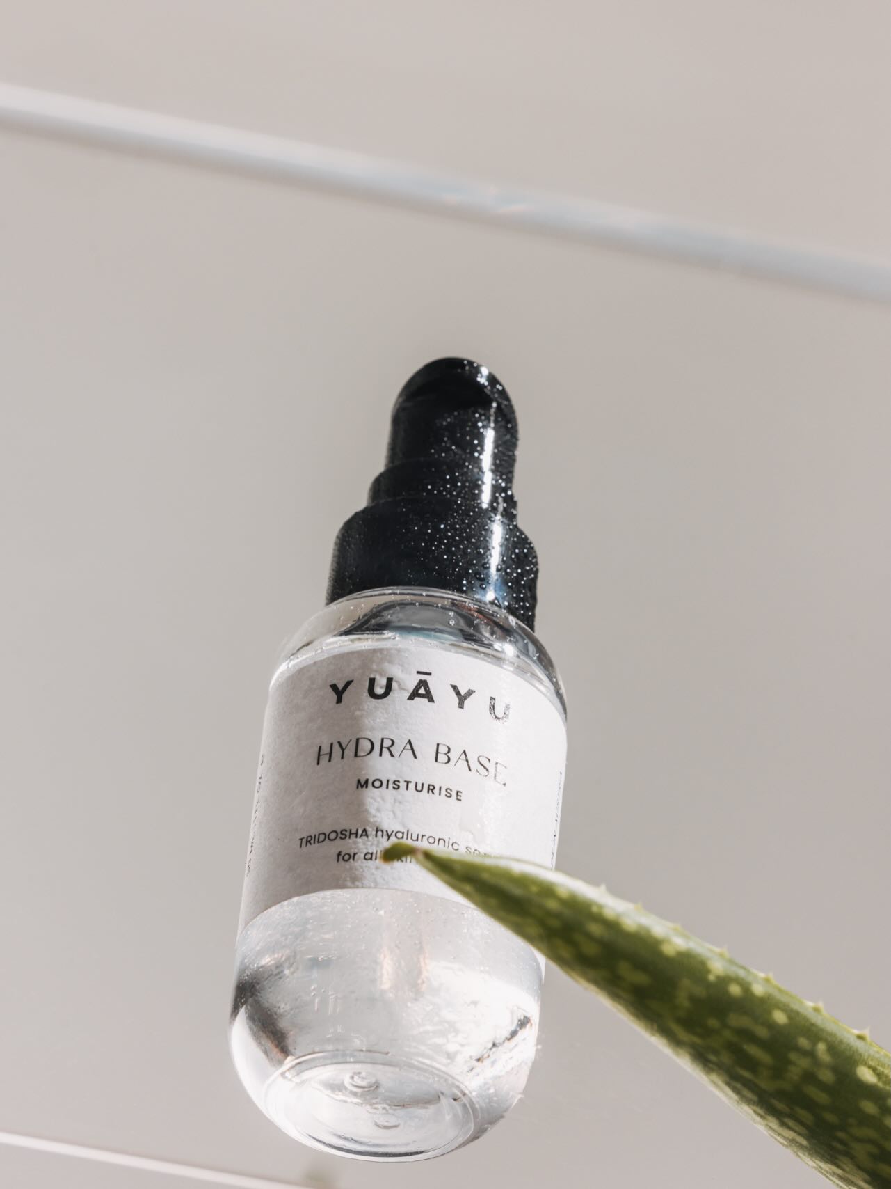 Winterhaut braucht Liebe und Feuchtigkeit!
Unsere Hydra Base mit Hyaluron, Aloe Vera & Rosenwasser versorgt deine Haut intensiv, für einen frischen Winter-Glow ❄️
Leicht in der Textur, intensiv in der Wirkung eignet es sich perfekt als tägliche Feuchtigkeitsbasis, alleine oder unter deinem Gesichtsöl.
Für Haut, die sich auch in der kalten Jahreszeit genährt und lebendig anfühlen darf 🌿
#yuāyu #hydration #winterglow