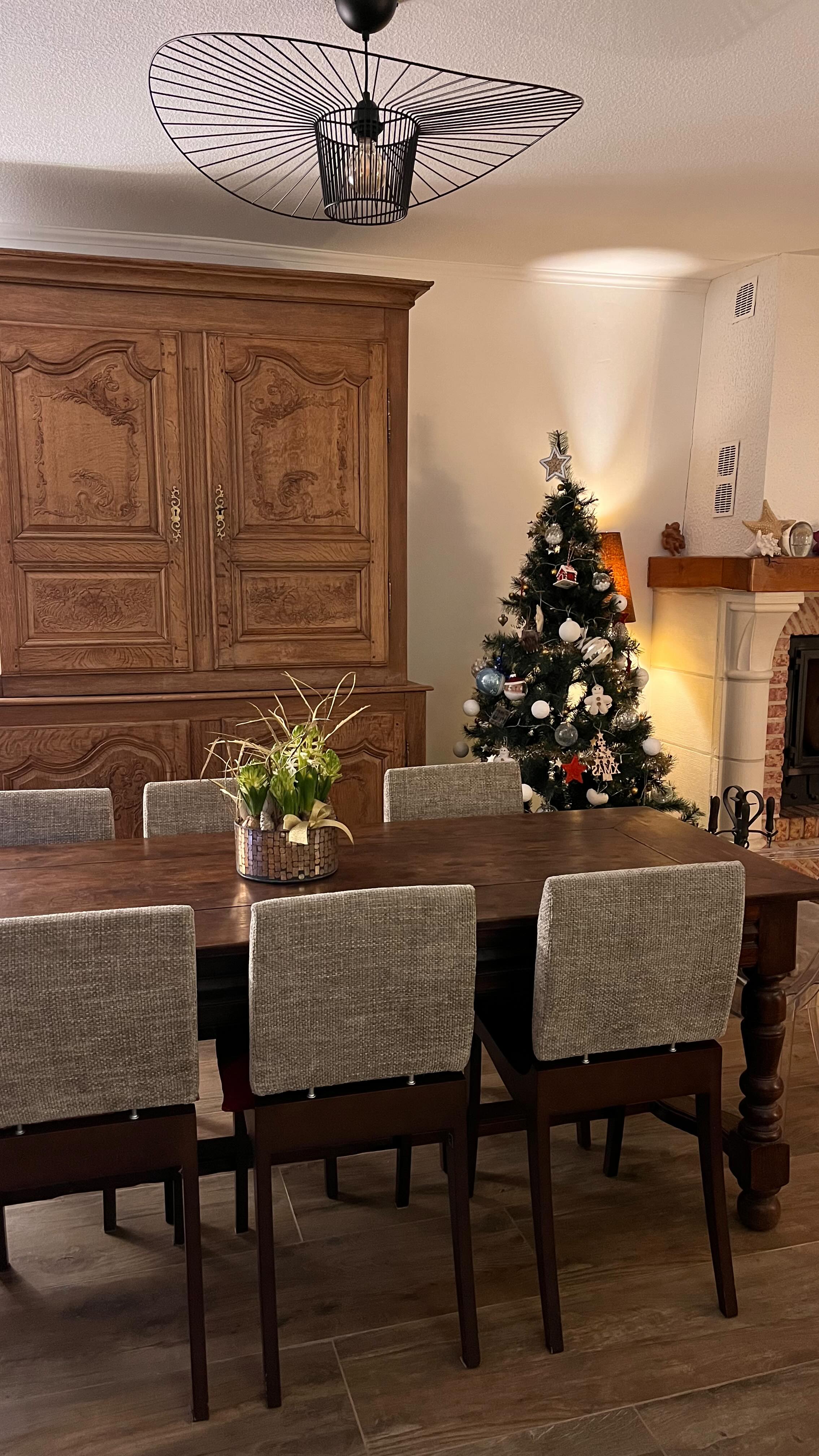 Changement de couverture pour ces dossiers de chaise de chez @ligneroset . Tissu basket de chez @aldeco_interiorfabrics . #tapissierdameublement #artisanatdart #chaises #chairs #tapissierdecorateur