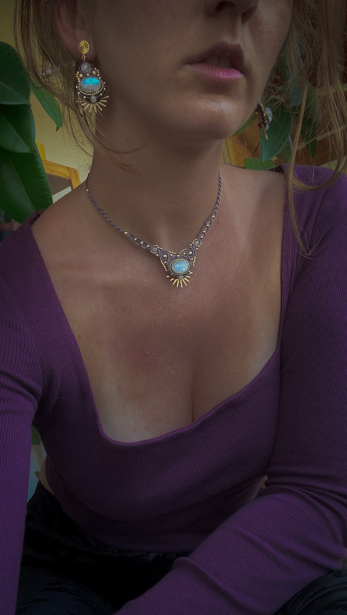 **Ritaline (np) : médicament utilisé pour le TDAH.**
Notre travail artisanal prend le temps de se révéler, chaque bijou étant pensé et façonné avec soin. Et pourtant, les formats courts sur Instagram réduisent nos créations à un instantané, alors que chaque pièce mérite qu’on prenne le temps de l’apprécier.
Disclaimer : cette blague concerne uniquement l’algorithme d’Instagram, la façon dont il amoindrit nos capacités attentionelles et surtout dénature le travail artisanal. En aucun cas cela ne vise les personne vivant avec le troubles du TDAH. J’espère que ce sera bien compris, n’hésitez pas à m’en parler en si jamais ce n’est pas le cas :)
#bijouboheme #faitmain #pierredelune #artisanatlocal #bijouxethiques #styleauthentique #bijounaturel