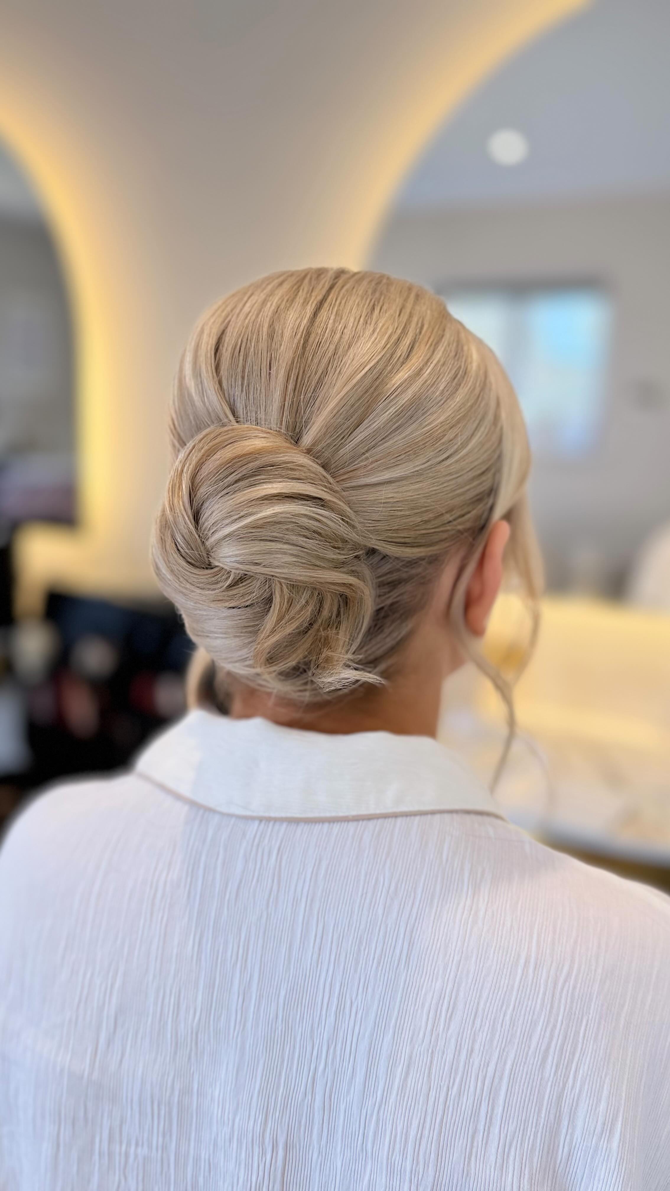 December Recap 💫
Wow, what a busy and wholesome month! Filled with occasion hair bookings and so many special moments with my December brides 🤍
I also spent pretty much every day with my work wife @hannahmaymakeupartist who I am endlessly grateful for. Having someone who can make me laugh on overwhelming days and make even the busiest ones more bearable means everything 💕
Ending the year in our favourite place, the city we got married in, Las Vegas! It will always hold such a special place in our hearts ❤️
@covestudiosplymouth
@trevennabarns
@deerparkcountryhouse
@pengellyweddings
.
.
.
#bridalhairstylist #bridetobe #bridalhair #destinationbridalhairstylist #ukbridalhairstylist