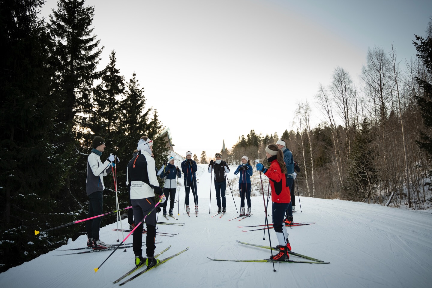 Vil du få mer flyt, bedre teknikk og maks skiglede? Da er skikurs hos Holmenkollen Skikurs det perfekte valget. Her møter du engasjerte og erfarne instruktører som gir konkrete tilbakemeldinger og tilpasser øktene etter ditt nivå og dine mål – enten du vil bli tryggere på ski eller ta et skikkelig steg videre.
Holmenkollen byr på noen av landets beste løyper, og riktig teknikk i riktig terreng gir raskere progresjon og mer overskudd på ski. Resultatet? Bedre fart, bedre følelse – og enda morsommere skiturer.
🔥 Kalenderen fylles opp raskt, og det er allerede mange bookede timer i ukene som kommer.
🔗 Link for påmelding finner du i bio – sikre deg plass nå! 🎿
#langrenn #oslo #skiing #holmenkollen