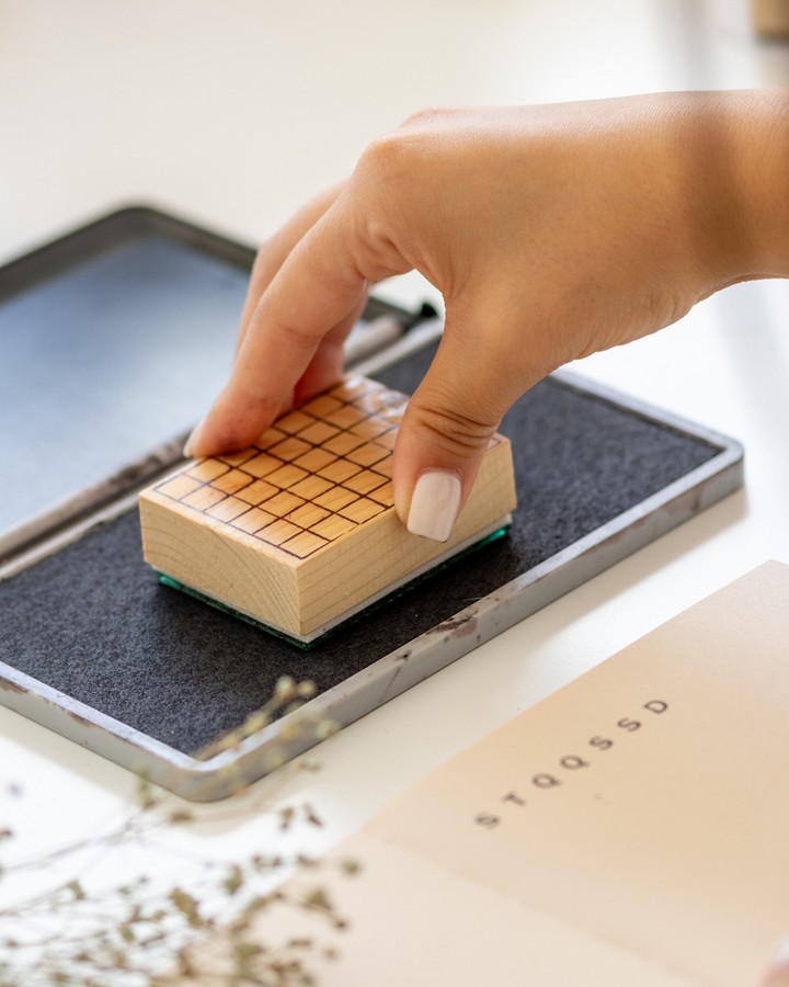 A criatividade não vive só na cabeça, mora nos detalhes que sentimos, tocamos, ouvimos e cheiramos. Um cheiro familiar, o som de algo a ser produzido, a textura de um papel, ou o simples gesto de pressionar uma almofada de tinta… tudo isso mexe connosco de formas inesperadas.
⠀⠀⠀⠀⠀⠀⠀⠀⠀⠀
No nosso dia a dia, trabalhamos com carimbos, cores e materiais diferentes. Cada movimento, cada variação de tinta cria experiências que despertam novas ideias. Criar ambientes que exploram os sentidos não é só estética: é uma ferramenta poderosa para desbloquear a imaginação.
⠀⠀⠀⠀⠀⠀⠀⠀⠀⠀
No fim, trabalhar com os sentidos é lembrar que a criatividade se sente, se experimenta e se vive. Não é só sobre o resultado final: é sobre cada gesto que nos guia até ele.