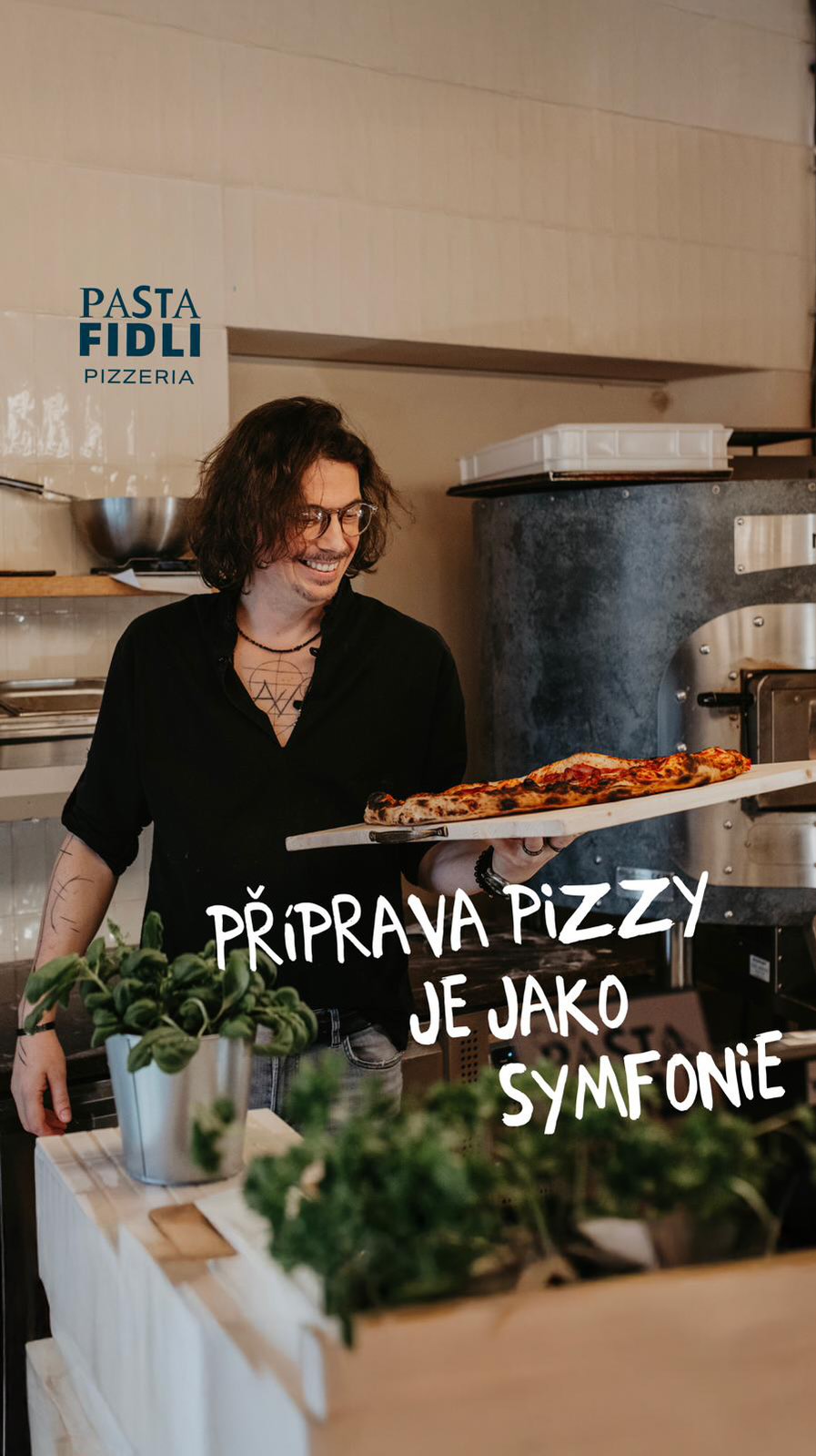 V naší pizzerii Pasta fidli to žije – příjemný šum hlasů, smích u stolů, cinkání příborů a skleniček, každodenní ruch.
✨🍕Přesto je příprava každé pizzy malá symfonie, kdy všechno ostatní utichne, jakoby neexistovalo. Je to chvíle, která patří jen těstu, ingrediencím, rozpálené peci a rukám našeho mistra pizzaře. 👨🍳
A když je hotovo, svět se zase točí dál – přesně tak, jak to má být. 😊
Přijďte, těšíme se na vás. 💚
#etincellecz #pastafidli #pizzeria #socialnipodnik #hendikepneniprekazka