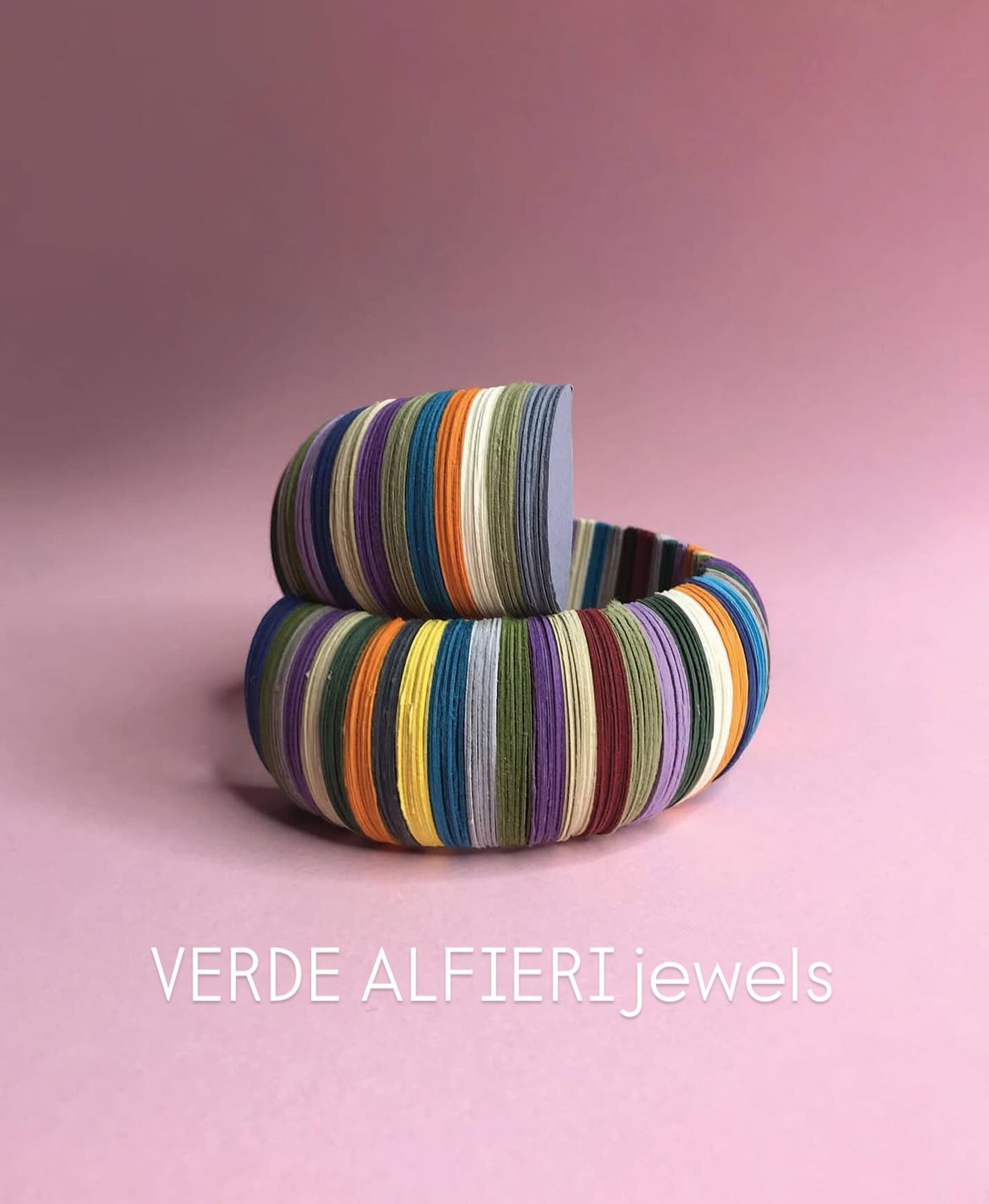A sparkling dance of colors and light.
This wide paper bracelet wraps gently around
your wrist like a soft rainbow. Composed of hundreds of tiny paper elements, each strung by hand on a fine steel wire, it celebrates creativity and joy.
Every shade tells a story, from deep reds to tender blues, from golden tones to greens of renewal.
Its design is fluid and modern, no clasps, one size, shaped by movement and emotion. Buy @verdealfierijewels for your store on TRADEprive.com. #jewelsdesign #paperjewellery #paperarts #italiandesigner #wrapbracelet #gioielliartigianali #gioielli unici