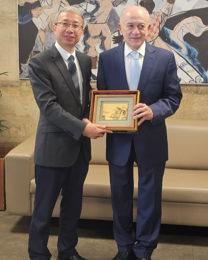 TCU e China estreitam laços em prol da inovação no controle externo 🇧🇷🇨🇳
O ministro Aroldo Cedraz recebeu, na segunda-feira 15/12/2025, a delegação da Universidade de Auditoria de Nanjing (NAU), liderada pelo Vice-Reitor Prof. Jiang Hai. O encontro marca a continuidade de uma parceria iniciada em junho e reforça o intercâmbio técnico entre as instituições.
O que vem por aí:
Assinatura de Memorando de Entendimentos.
Pesquisas conjuntas em análise de dados e controle.
Intercâmbio acadêmico de estudantes e professores.
A comitiva chinesa também conheceu as instalações do Instituto Serzedello Corrêa (ISC) e o Centro Cultural do TCU, focando em inovação e difusão de conhecimento.
#TCU #ControleExterno #Inovação #ParceriaInternacional #NanjingAuditUniversity #Auditoria #Dados