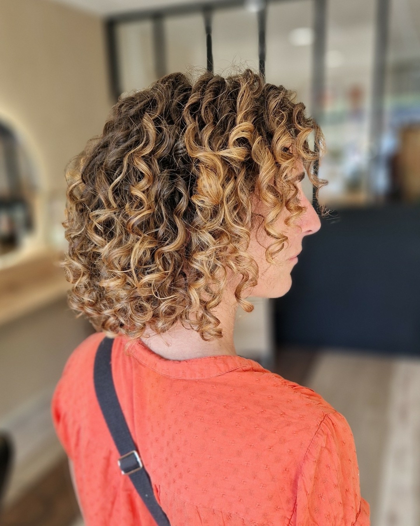 Un vrai coup d’éclat pour cette frisures ! ✂️✨
On a rééquilibré les volumes, structuré le tout et laissé les boucles s’exprimer.
Résultat : un rendu naturel, harmonieux et plein de vitalité 🌿