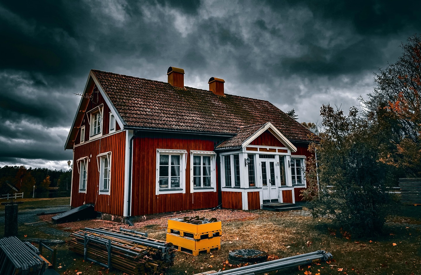 Före ⭠ Efter ⭢
Vilken skillnad lite nya fräscha pannor kan göra — både estetiskt men framför allt ett tryggare boende 🔥
#NybeByggentreprenad • #FamiljeföretagSedan1964