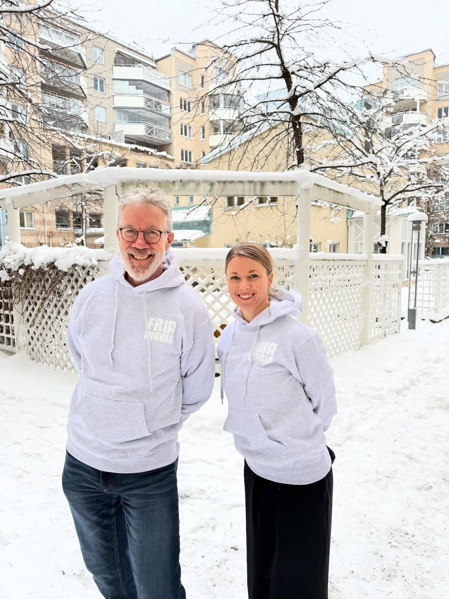 Årets julklapp kom lite sent…. Men nu är de här: våra nya Fria Maria tröjor! 😍🥳