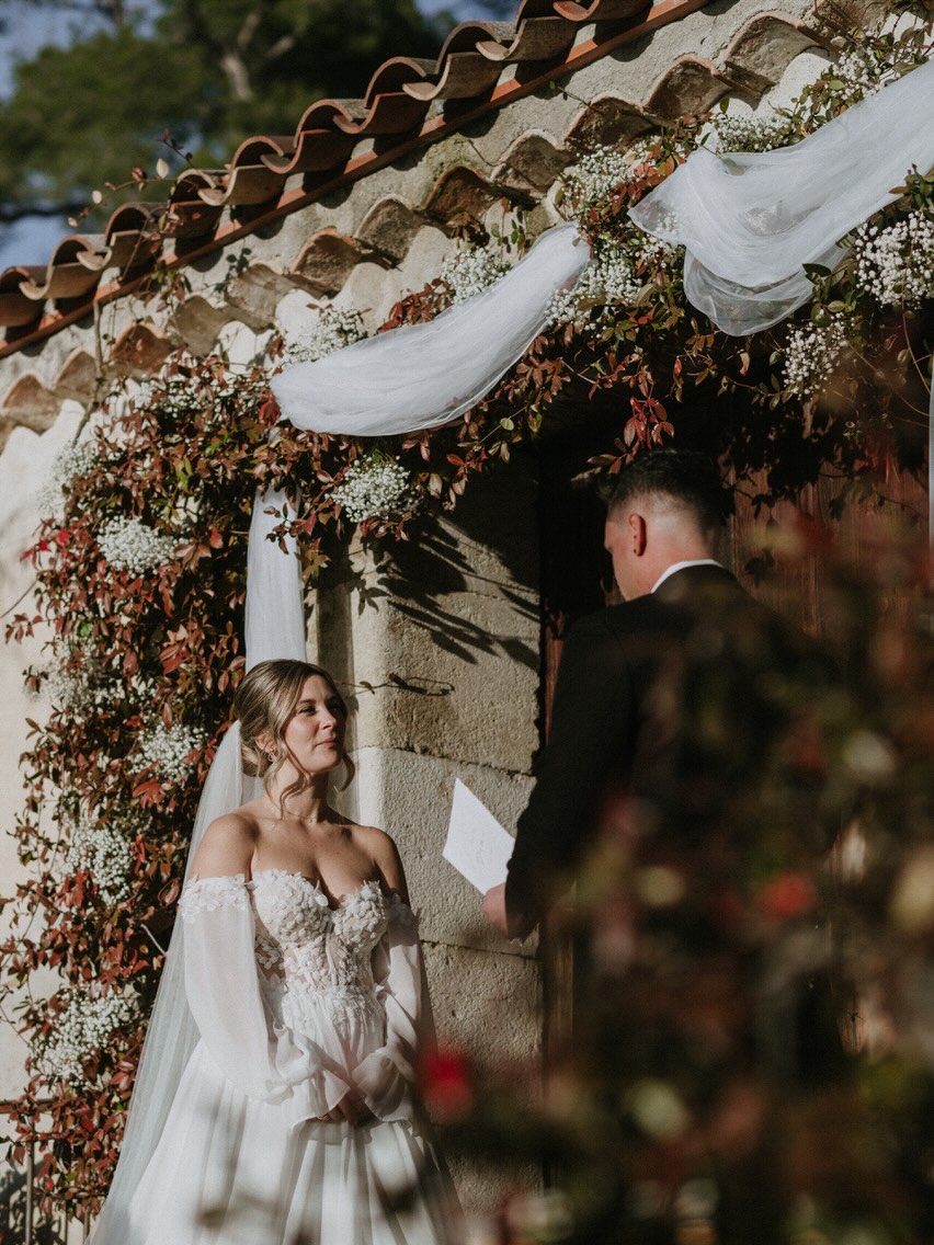 Commencer l’année en vous partageant quelques photos de mon dernier mariage de la saison avec cet adorable couple qui a clôturé une année de souvenirs incroyables! Encore merci à tous ces couples qui m’accorde leur confiance… je vais partager peu à peu les merveilles de la saison, mais plus officiellement à partir de février car à vrai dire, ce début d’année est consacré à des projets perso, puis je m’envole dans 12 jours pour un sacré périple! Pour faire un point sur les réservations 2026: il me reste des dispos en avril/ septembre / octobre / novembre . Les autres mois sont complets. Je commencerai à vous rencontrer à mon retour de voyage début février. À très vite 🤍