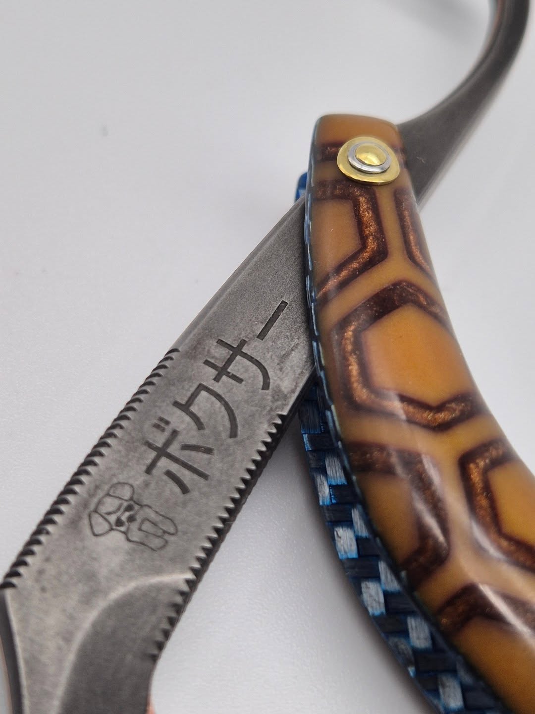 15/16 custom design using the R.Saito SK1 razor as inspiration.
The blade is Hitachi Aogami Super core Cu Mai from @oblivionblades
The scales are hex vintage butterscotch micarta from @j.huecustoms
Pins are brass with stainless and brass washers.
#boxercustomrazors #customstraightrazor #straightrazor #razor #artknife luxury handmade bespoke boystoys art sculpture wetshaving shaving shaveoftheday