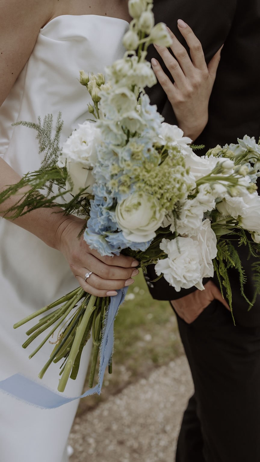 Dekotrends - ich liebe sie wirklich. Aber ich verstehe auch, dass es schnell überfordern kann.
Bevor wir uns über irgendwelche Trends Gedanken machen, möchte ich euch gerne kennenlernen und verstehen. Wenn wir Trends integrieren können, perfekt! Aber viel wichtiger finde ich es, euch ein Konzept zu erstellen, in dem ihr euch auch wiederfindet.
Modern, elegant und inklusive Trends - aber zu 100% ihr 🫶
Die Fotografen hinter diesen Bildern:
@keaulrich.fotografie
@lucky_eye_photography_by_kim
@traumfabrikfotografie
Titelbild:
Planung & Organisation: @keaulrich.fotografie
Fotografin: @keaulrich.fotografie
Location: @schloss_goedens @landpartie_thefinest
Deko & Floristik: @ivyandrose_de
Papeterie: @noorddesign
Models: @felici.insieme
Styling: @ganna.vaske
Kleid: @annettebasilius.d_s
Schmuck: @dalou_jewelry
Hochzeitsdeko
Dekoverleih
Brautstrauß
Hochzeitsfloristik