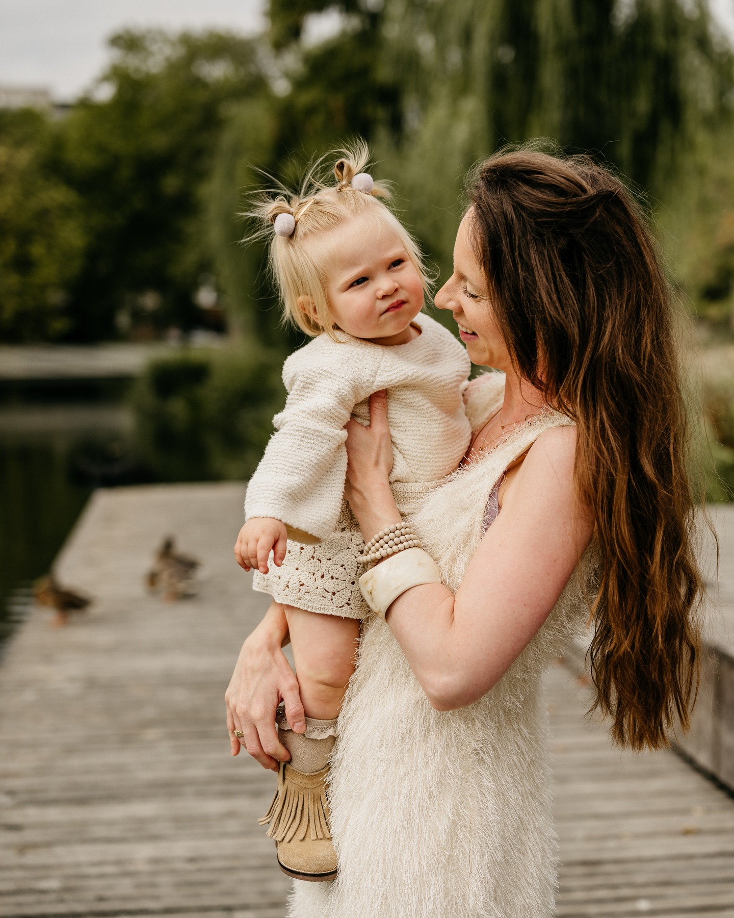 ๐๐๐๐๐๐๐๐๐๐ ๐๐๐๐๐๐๐
Kleine handjes om je vinger of een hoofdje tegen je schouder.. Momenten die soms zo gewoon voelen, tot je beseft hoe waardevol ze eigenlijk zijn.
Nu ik zelf moeder ben van een dochtertje van 2 jaar, weet ik maar al te goed hoe snel te tijd gaat. Maar ook hoe waardevol het is om deze momenten vast te leggen.
Daarom vanaf nu nieuw in mijn aanbod: 'motherhood stories'. Om de liefdevolle momenten tussen jou en je kindje(s) te bewaren. Niet perfect geposeerd, maar echt en puur. ๐ค
Nu zit ik er over te denken om een minishootdag 'motherhood stories' te organiseren in het voorjaar. Zou jij interesse hebben in een minishoot met je kleintje?
--------
#motherhood #minisessie #makingmemories #storytelling #motherhoodstories #minishootdag #lifestyle #lifestylephotography #familyphotographer #familiefotograaf #fotograaflimburg #fotograafroermond #gwennfotografie