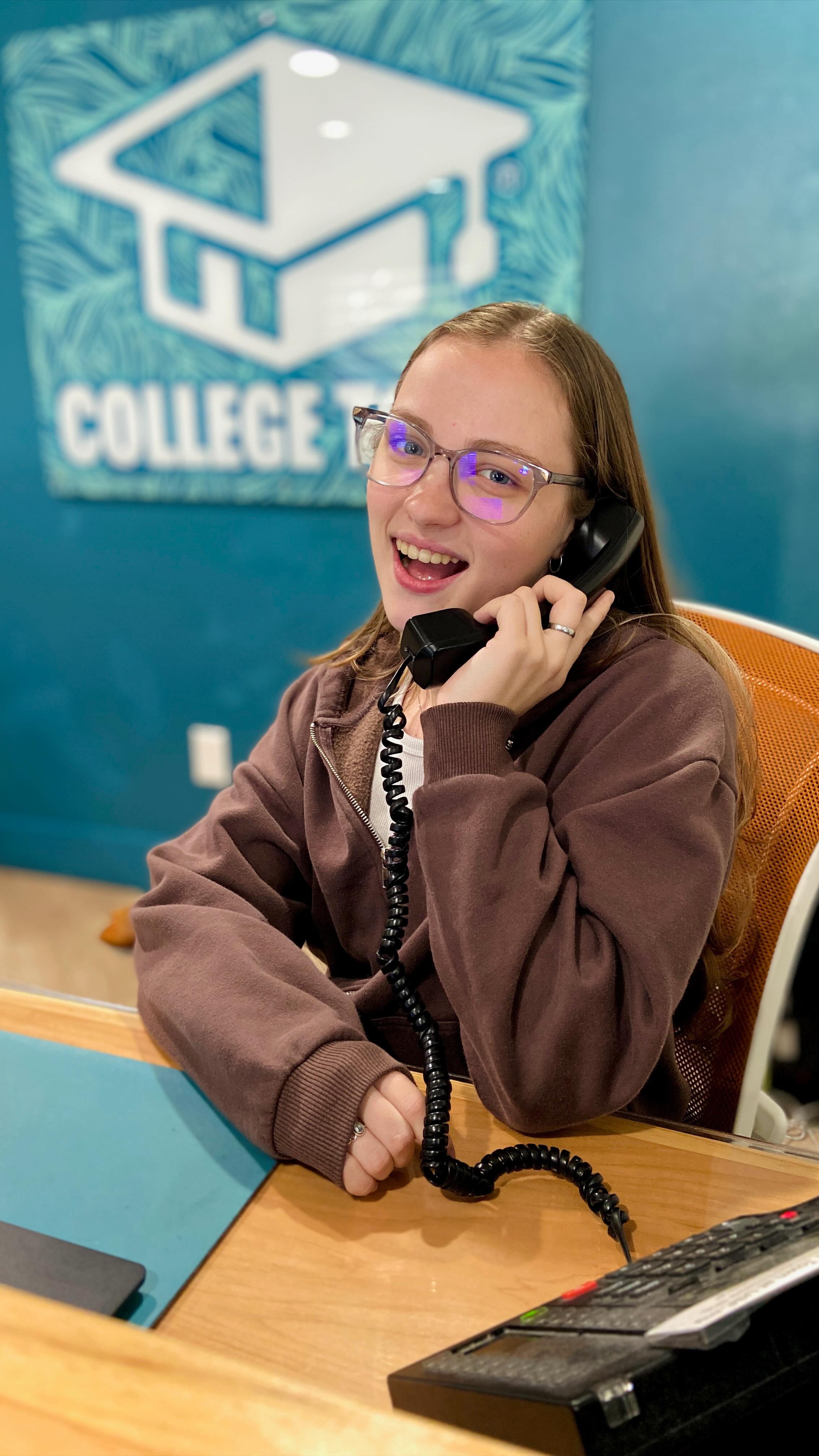 When should I renew my lease? 🗓️🤔
✅ Answer: The earlier the better! 💨 Spots go fast, and renewing early locks in your apartment 🔒 AND your peace of mind.🧘♀️
#CollegeTownCommunities #LiveWithin #ResidentPerks #LeaseRenewal