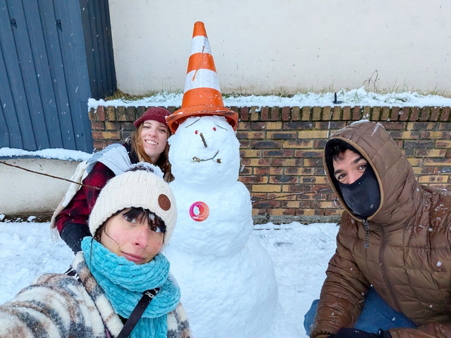 👶❄️⛄ From the entire team of Studio Junon - Cinébébé : we wish you a fantastic year !
May it be creative, fun, enjoyable and full of beautiful projects.
Our year started with a fun and snowy day to welcome us back at the office. And we couldn't help ourselves...
So let us introduce you our new team member Wilson ! He can be a bit cold and not here for long, but we like him very much.
Again, have a great 2026 and see you all very soon !
Snow team : @ladilagne @crinambule
@zumurud
@studiojunon
#cinebaby #sfx #snowman #snow #backtoschool