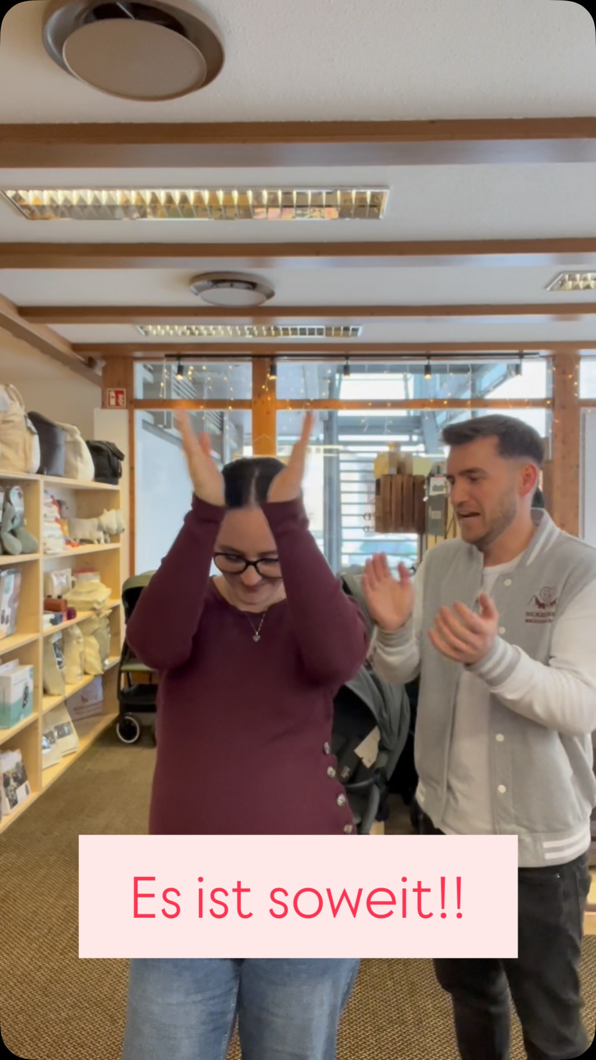 Ein neues Kapitel beginnt 🤍
Ich verabschiede mich offiziell in den Mutterschutz.
Währenddessen sind meine Schwiegereltern & mein Mann abwechselnd für euch im Geschäft da 🫶
Und ganz weg bin ich nicht - ihr seht mich weiterhin beim Shoppen oder beim monatlichen Mama-Café ☕️👶
Winterschlussverkauf ❄️
-20 % auf die gesamte Baby-, Kleinkind- & Umstandsmode ✨
#mutterschutz #neuanfang #herzensprojekt #babygeschäft #mamabusiness #schwanger #vorarlberg #familienbetrieb #mamacafé #babyshopping #umstandsmode #babyfashion #kleinkindmode #winterschlussverkauf #sale #regionalshop #supportsmallbusiness