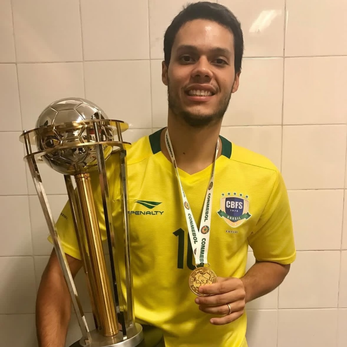 Em meu nome e em nome da Seleção Brasileira de Futsal expresso meus mais sinceros sentimentos a todos os familiares e amigos do nosso querido atleta, agradeço pela oportunidade de termos trabalhado juntos num período de seleção e desejo que Deus conforte a todos.
#descabseempaz🇧🇷