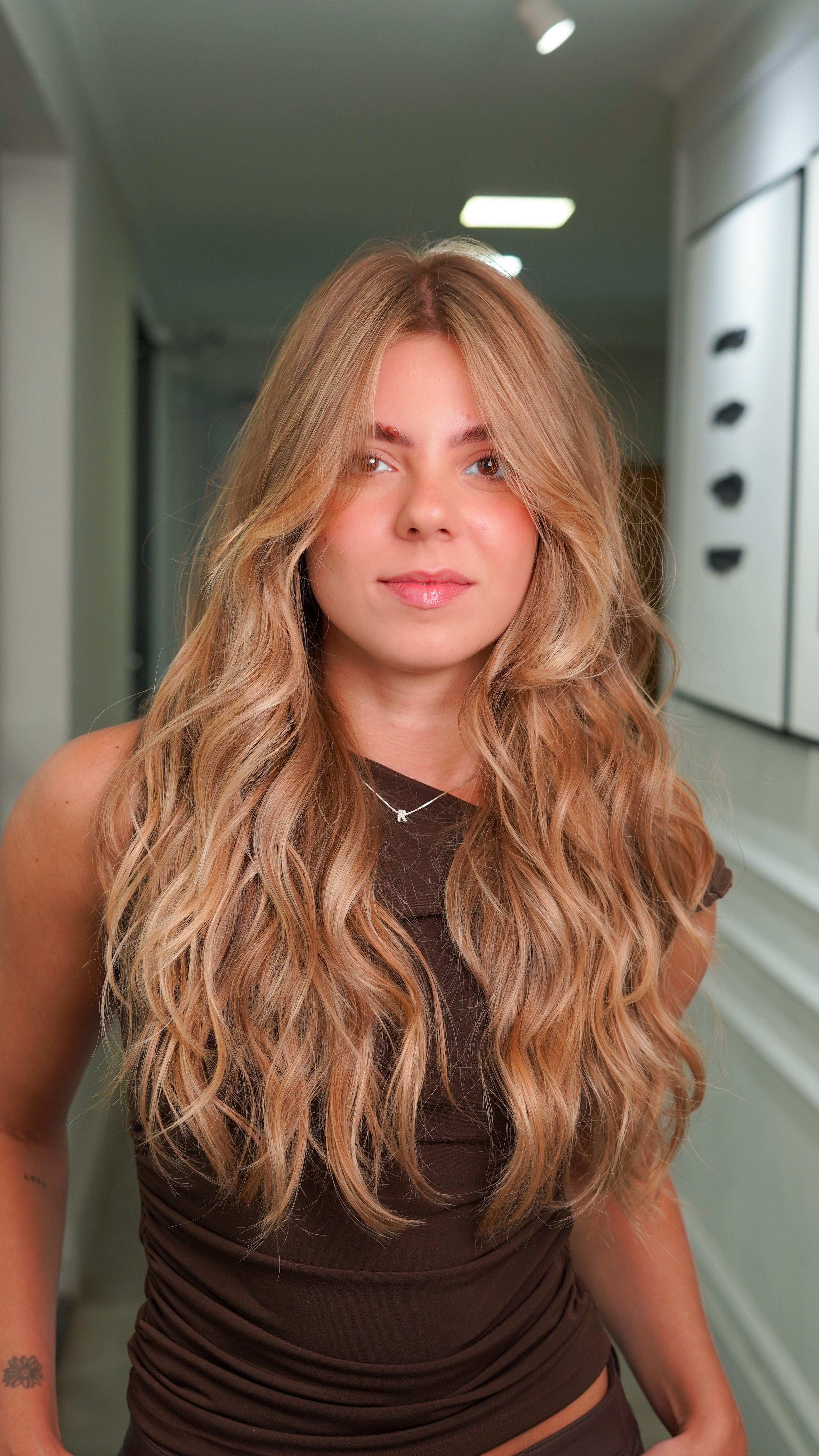 Antes x Depois de um loiro de tirar o fôlego!
Abertura de fundo feita com muito cuidado e depois mechas pontuais para dar um tom de dourado que é a cara do verão!
Uma cor pensada e feita especificamente para esse cabelo. ✨🖌️