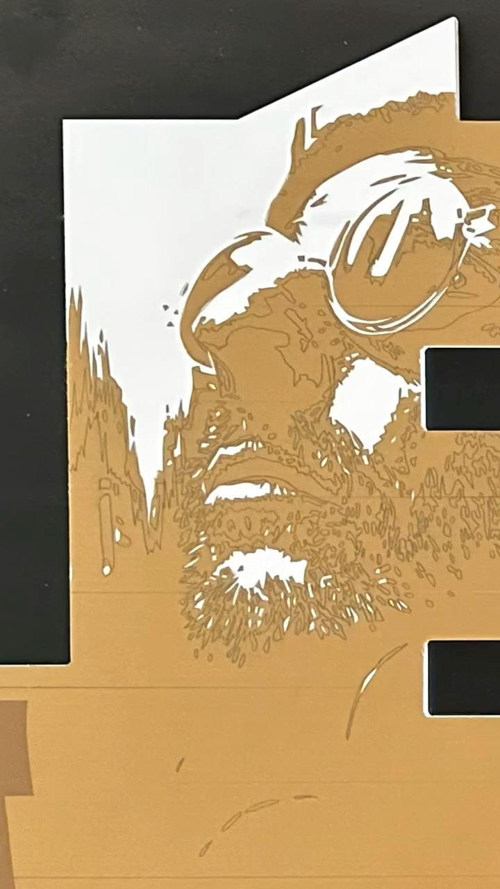 Première couche terminée !
.
Quelle satisfaction de voir doucement apparaître le visuel longuement réfléchi.
.
On continue ?
.
#artcontemporain #tapeart #paulinefillioux #leon #collage