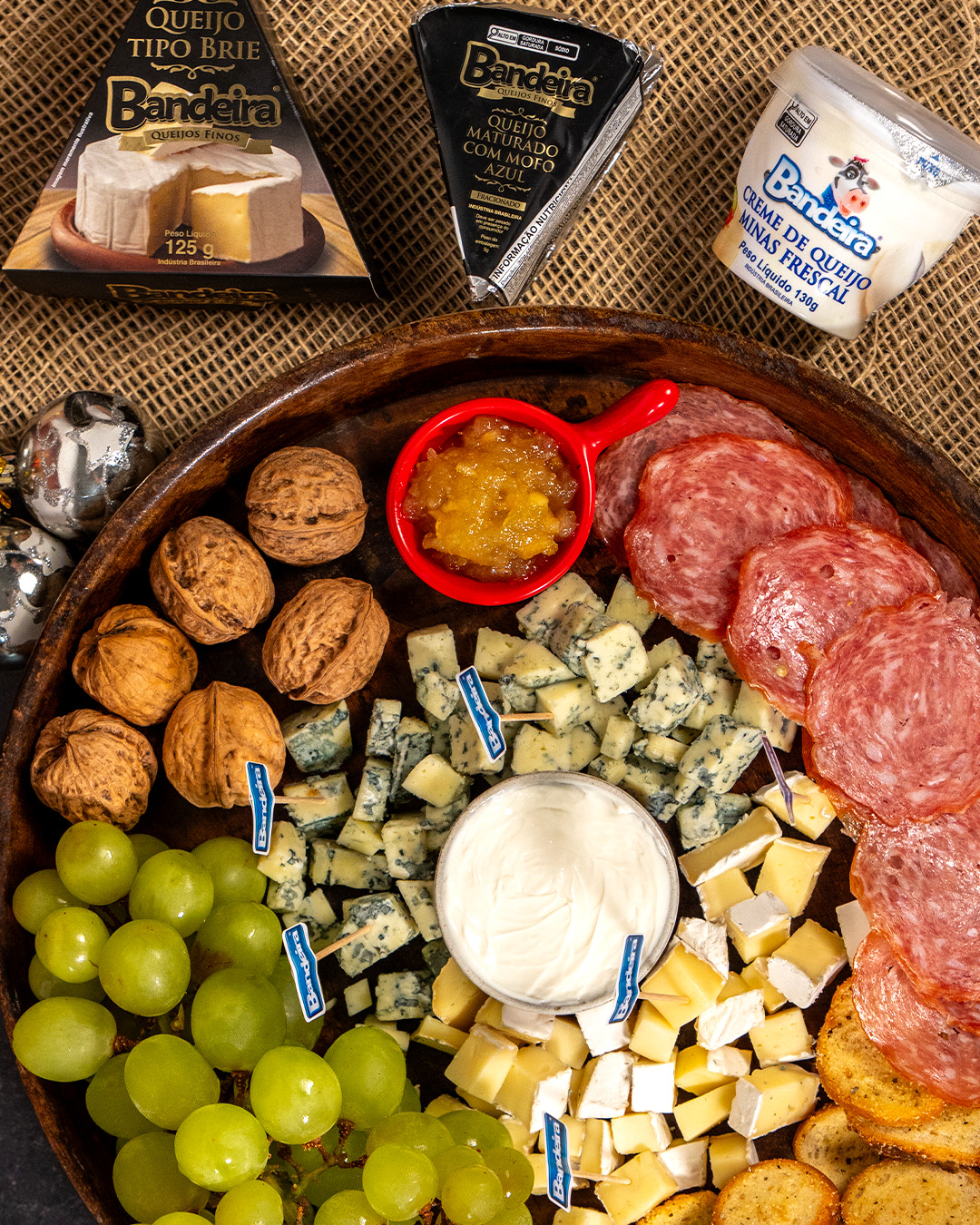 Uma mesa bem montada muda o clima do encontro.
Com Queijos Bandeira, suas entradinhas combinam sabores, texturas e bons momentos.
Sabores pensados para abrir a refeição com equilíbrio e muito prazer.