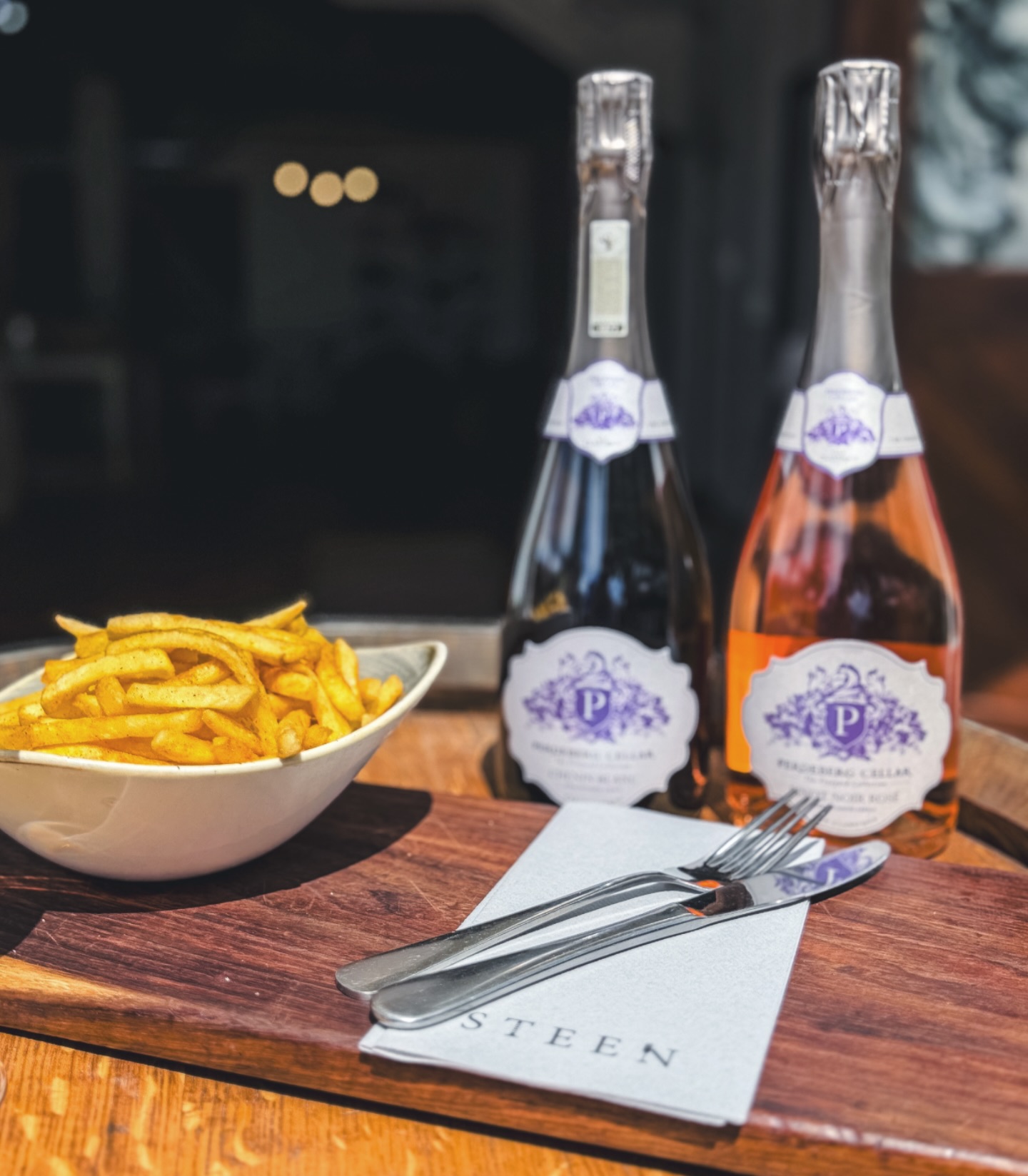 Who said bubbles always needed an oyster to have a little fun? 🍟🥂
If you haven’t booked yet, here’s a quick reminder that Perdeberg is celebrating Chips & Cap Classique afternoon on the 10th of January! That’s two glasses of their Cap Classique with a plate full of chips for only R58
You’d be lying if you said you had a better way to spend your Saturday 😉
#PaarlWineRoute #WelcomeToOurHome #Perdeberg