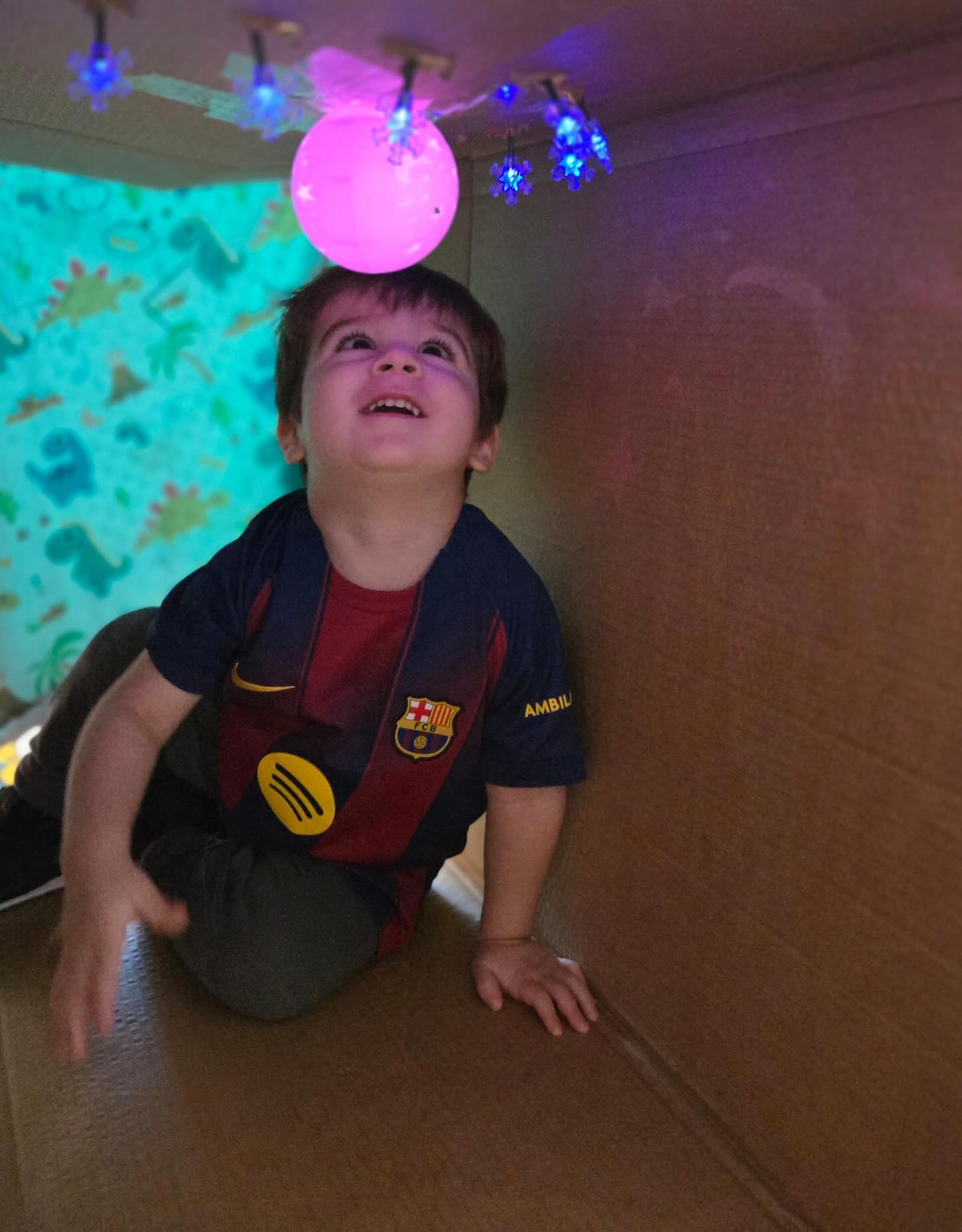 Where others see a box, they see an entire universe... 📦✨🚀
In preschool, the simplest objects become the most powerful and imaginative learning tools! 🛠️ Through our “Star Gazing” activity 🌟, we transform an everyday space into a magical personal observatory for our little explorers. 🔭👶
This sensory stimulation experience doesn’t just spark their natural wonder 😍; it also fosters: ✨ Calm and self-regulation. 🎯 Focused attention. And that innate curiosity 💡 that invites them to explore the world (and the sky!) from a brand-new perspective. 🌈🌌
Is there anything more precious than seeing the spark of wonder in a child’s eyes? 🥺💛
Tell us, what simple object has your little one been fascinated by lately? 👇💬
#PreschoolEducation #SensoryExploration #TinyBlocksPreschool #CoconutCreek