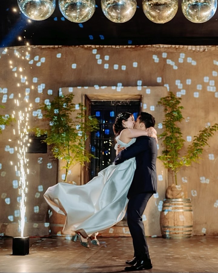 María Ignacia y Bruno 💛✨
Qué tremendo matrimonio se vivió junto a ustedes.
Fue nuestra primera vez en el Centro de Eventos Fundo La Patagonia y la experiencia fue increíble. El lugar es precioso y el equipo humano se pasó: el trato, la disposición y la buena onda hicieron que todo fluyera de la mejor forma (y eso se valora muchísimo).
Gracias de corazón a María Ignacia y Bruno por confiar en nosotros en un día tan importante, con más de 200 invitados celebrando su historia. Para esta boda fuimos con dos fotógrafos, buscando distintos ángulos y capturando cada momento desde diferentes miradas.
Nos vamos felices y agradecidos de haber sido parte de este día 💛
👰♀️ @ignaciaalvarez
🤵 @brunoandreramos
🏰 @fundolapatagonia
Segundo 📸 @mattmartinezfotografo
#MatrimonioChile
#BodasChile
#NoviasChile
#BodasReales
#FotografiaDeBodasChile
WeddingChile
NoviosChile
MatrimonioSoñado
WeddingVibes
Bodas2025
Bodas2026